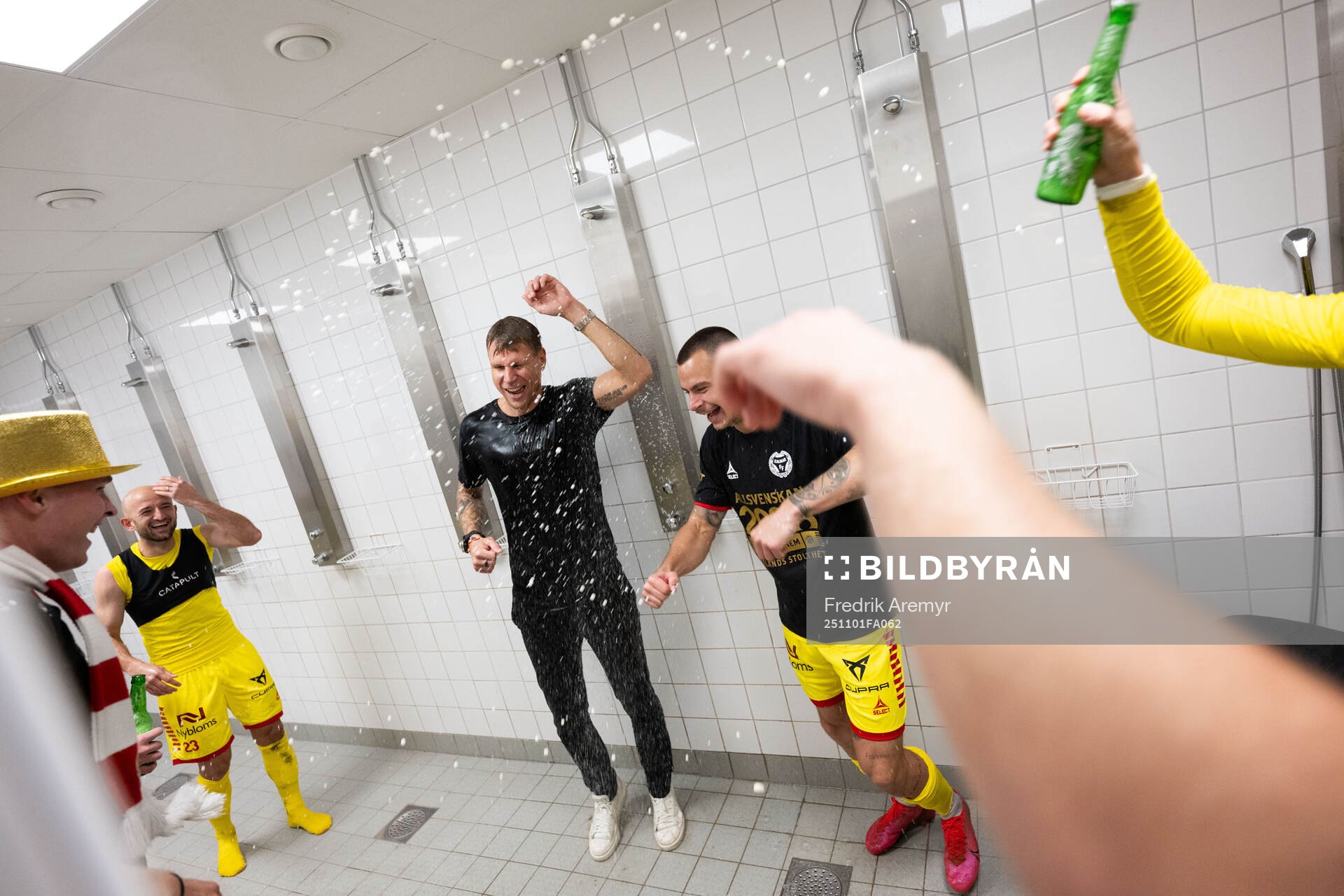 Kalmars tränare Toni Koskela jublar med Melker Hallberg