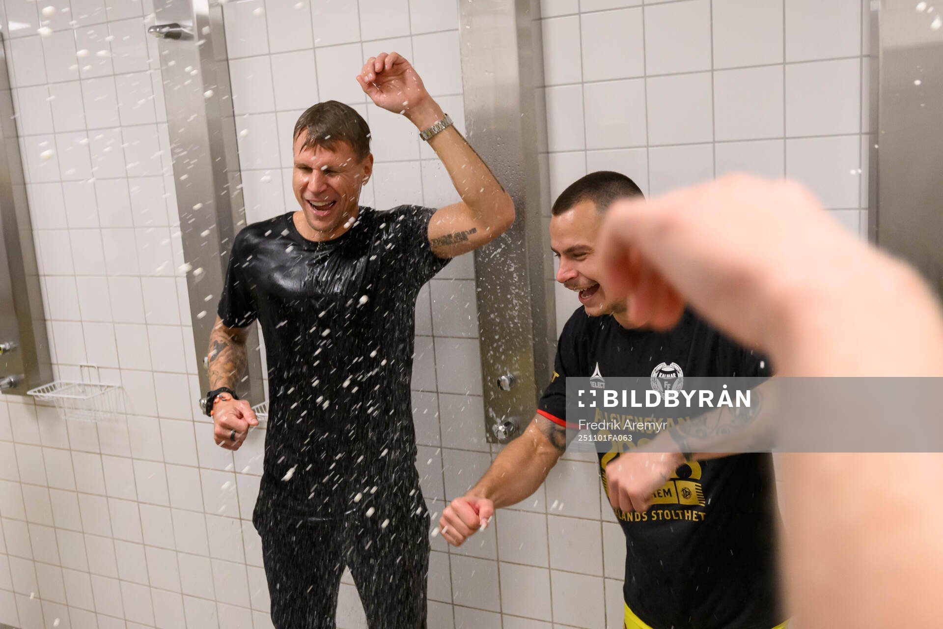 Kalmars tränare Toni Koskela och Melker Hallberg jublar