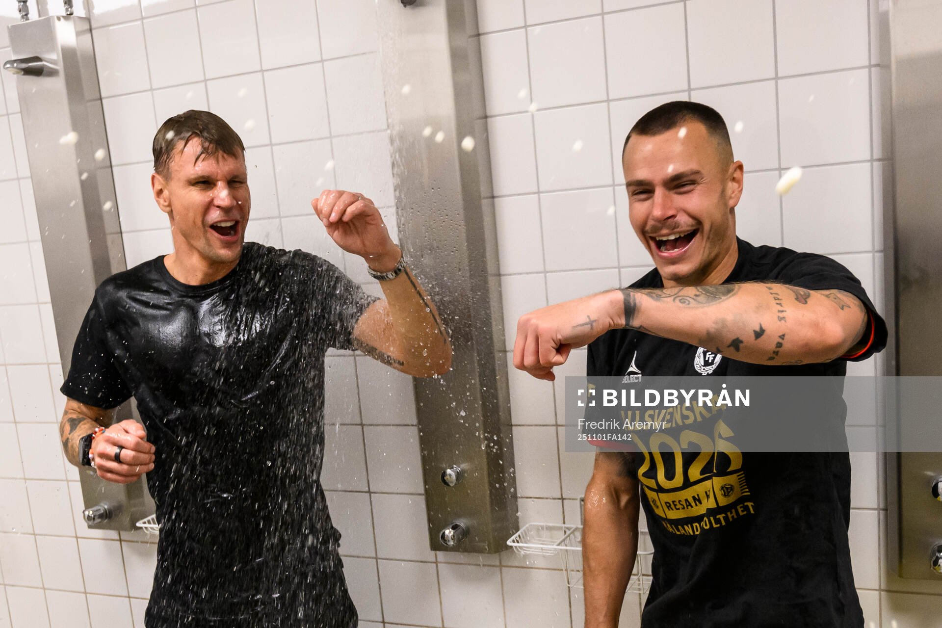 Kalmars tränare Toni Koskela och Melker Hallberg jublar