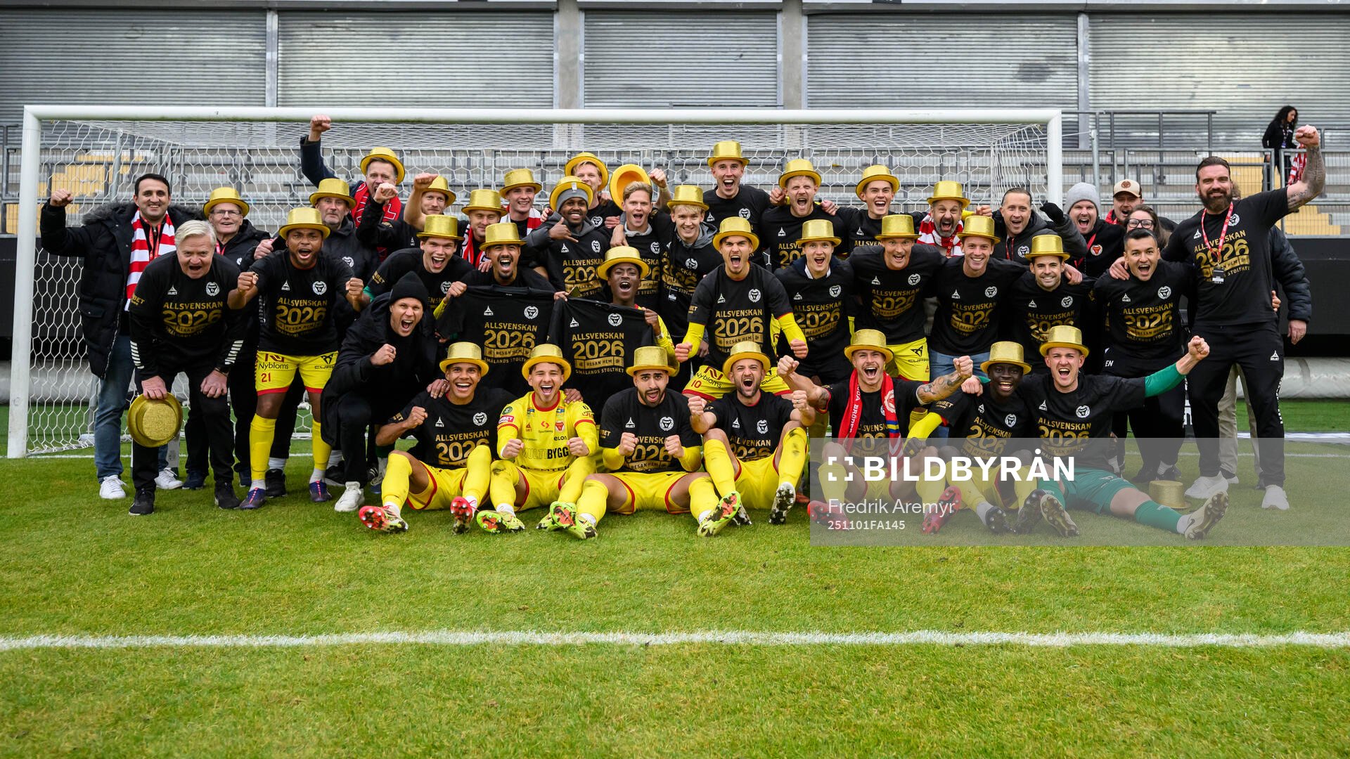 Kalmars spelare, ledare och övrig personal jublar