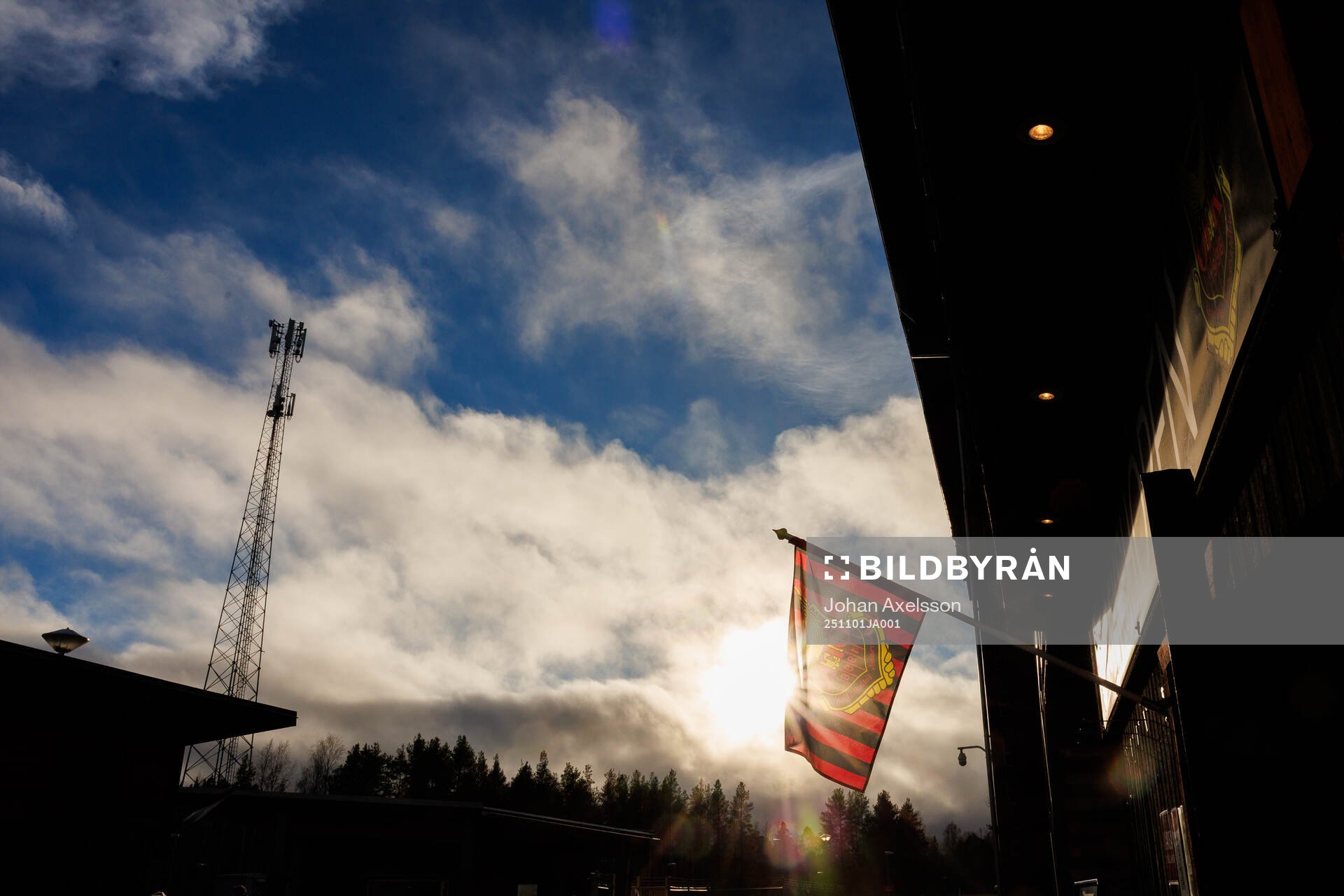 Jämtkraft Arena med en Östersunds flagga
