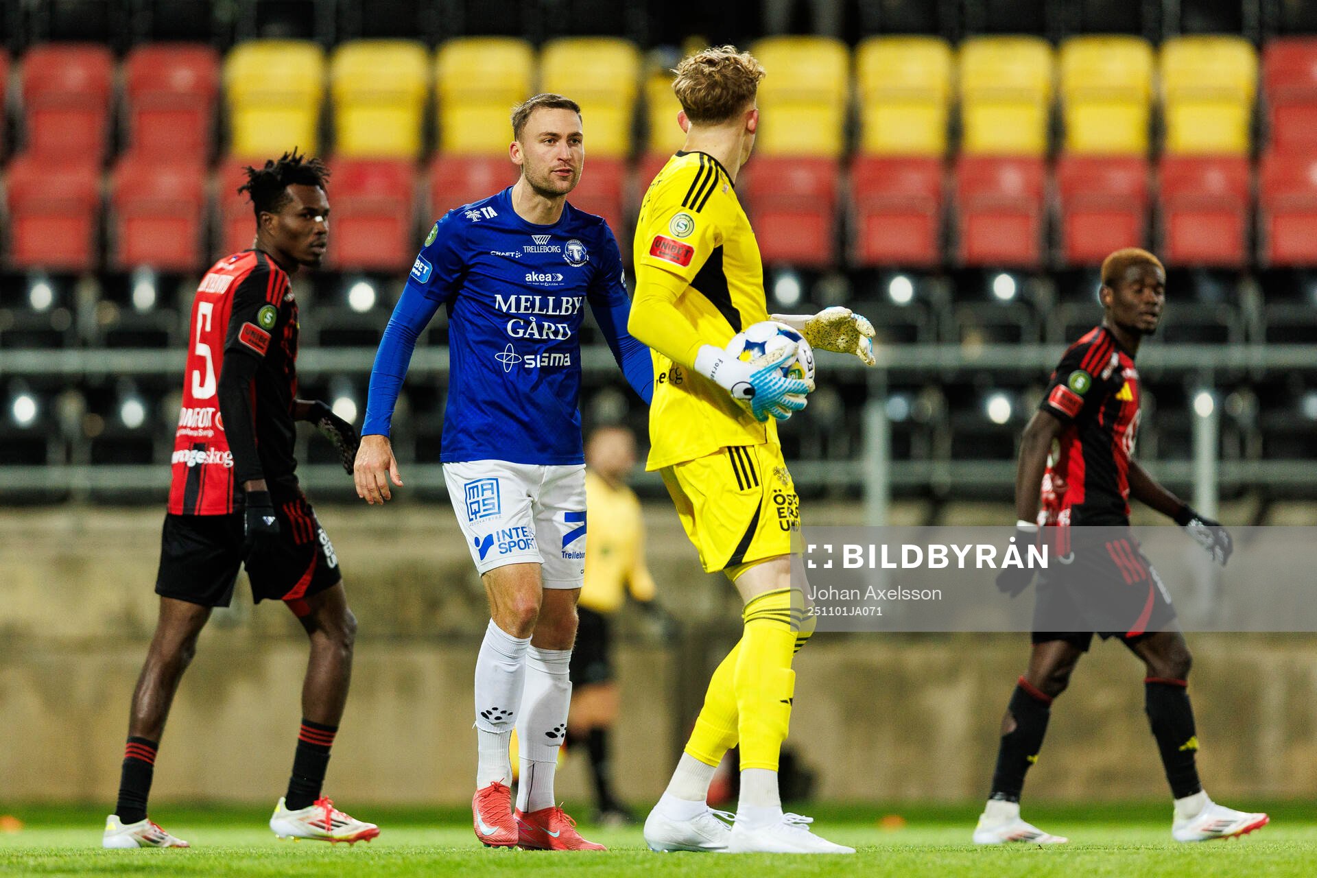Trelleborgs Filip Bohman reagerar på Östersunds målvakt