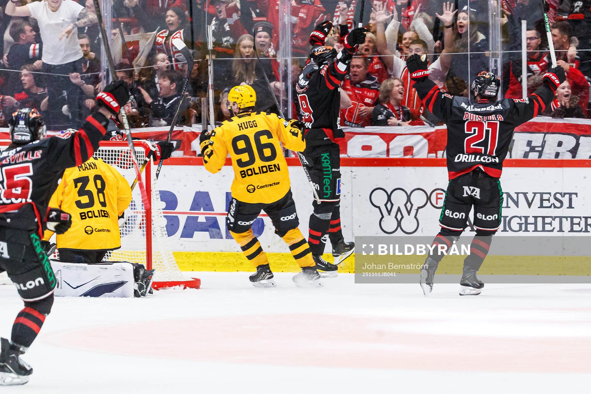 Örebros Milton Oscarson och Patrik Puistola jublar