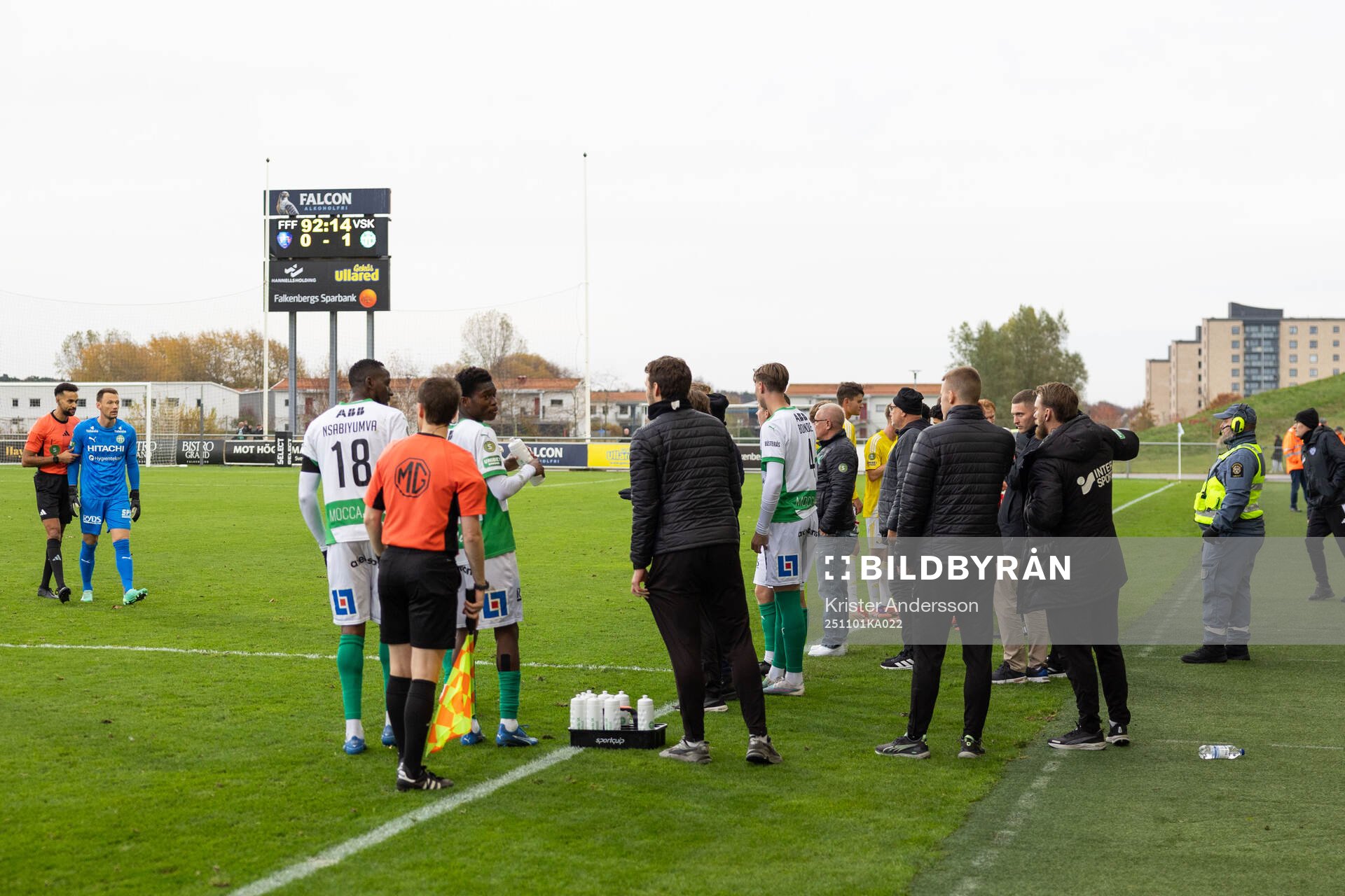 Västerås spelare och ledare medan matchen är avbruten