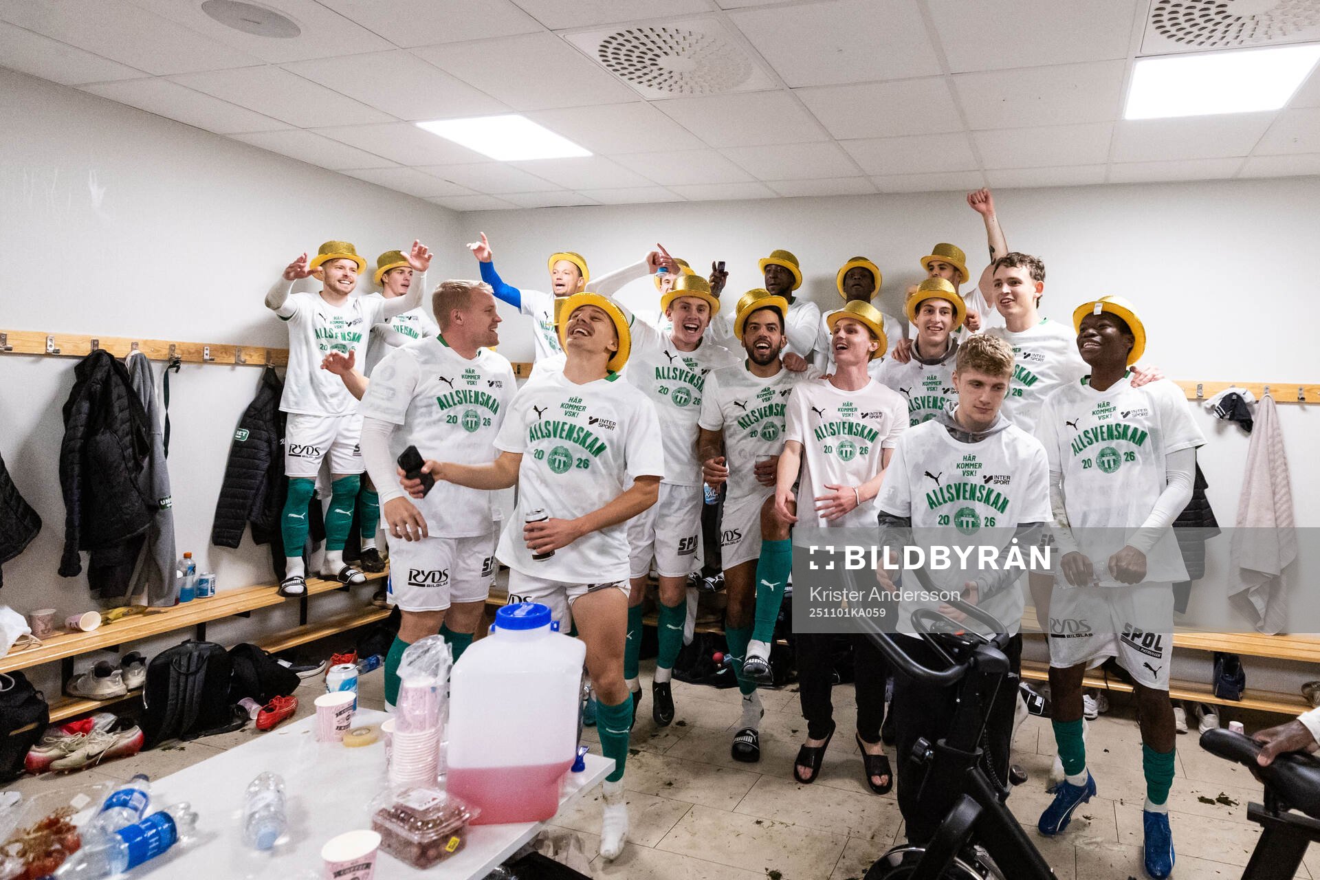 Västerås spelare jublar i omklädningsrummet
