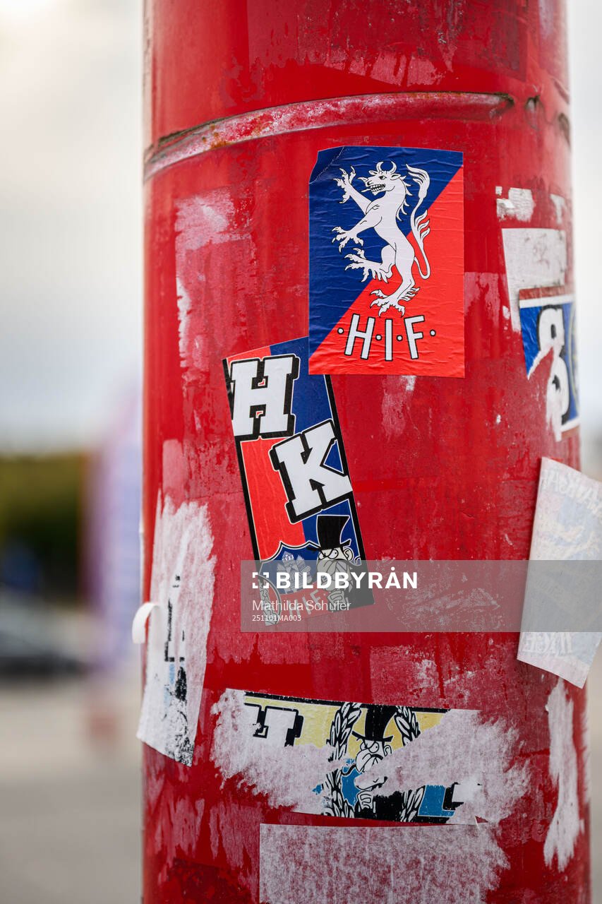 Klistermärke på en stolpe