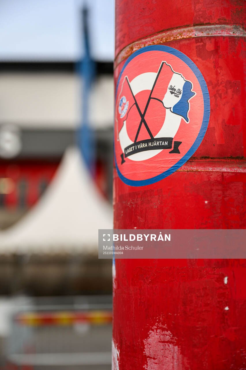 Klistermärke på en stolpe