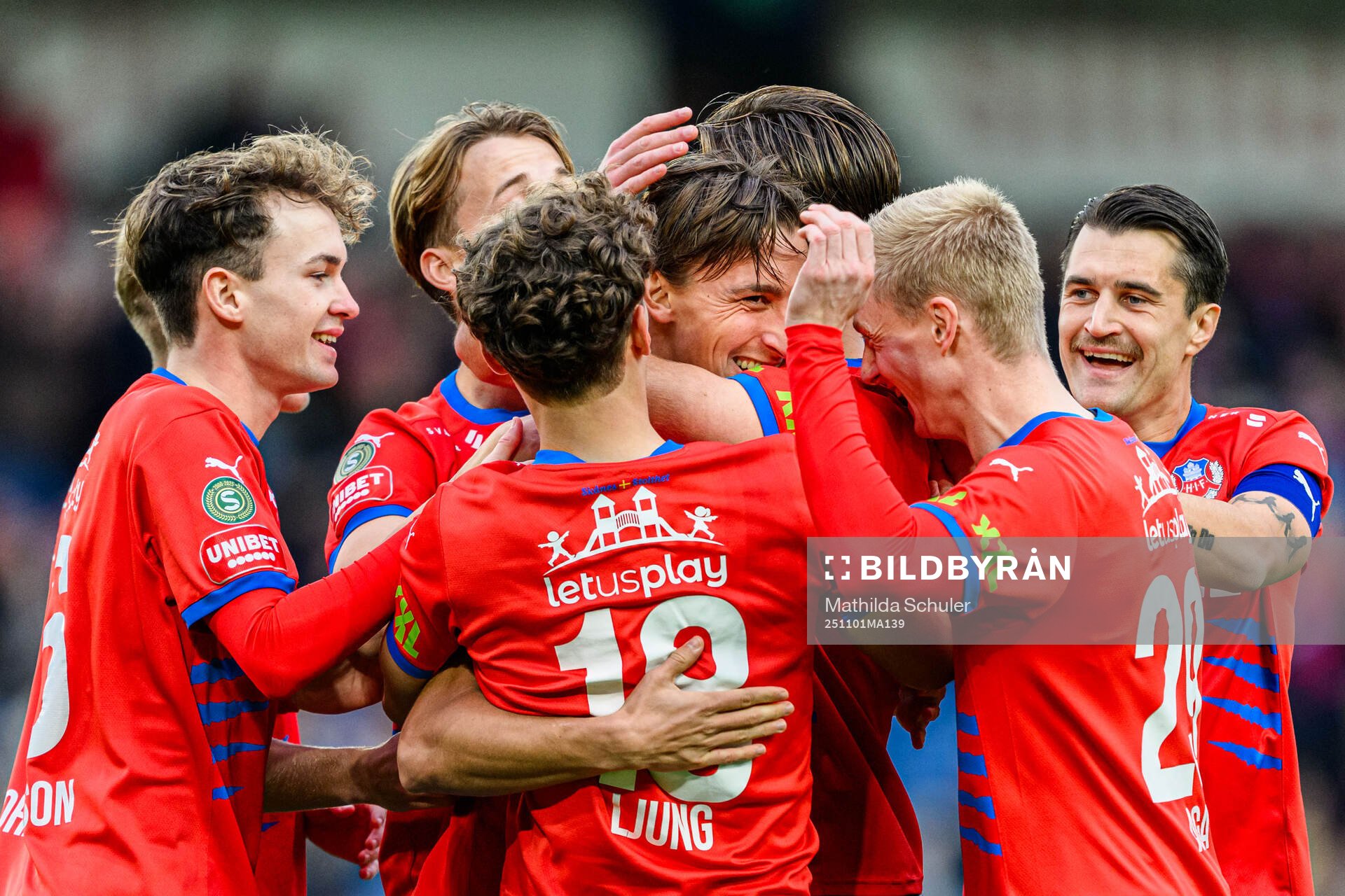 Helsingborgs Wilhelm Nilsson  jublar med lagkamrater