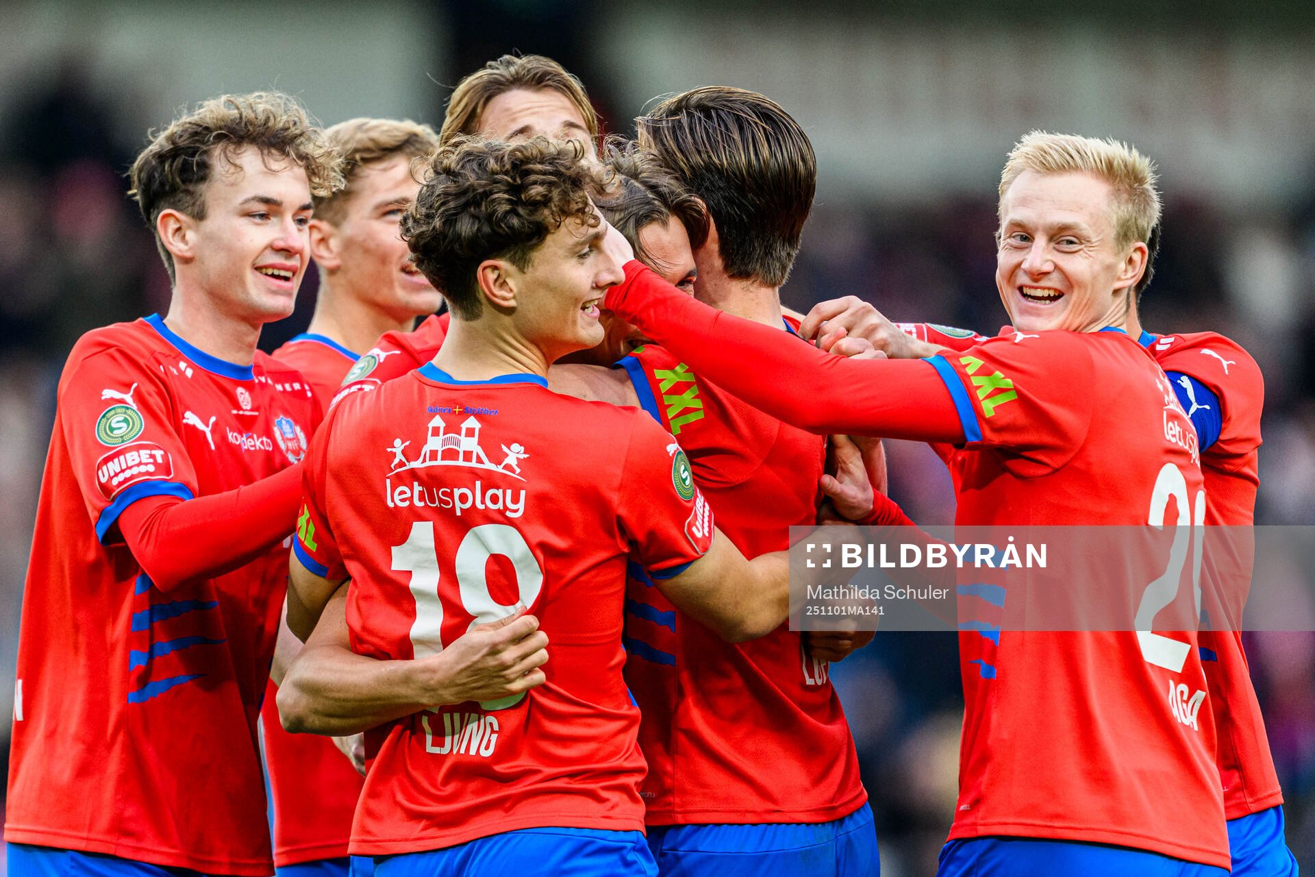 Helsingborgs Wilhelm Nilsson och Oscar Aga jublar med