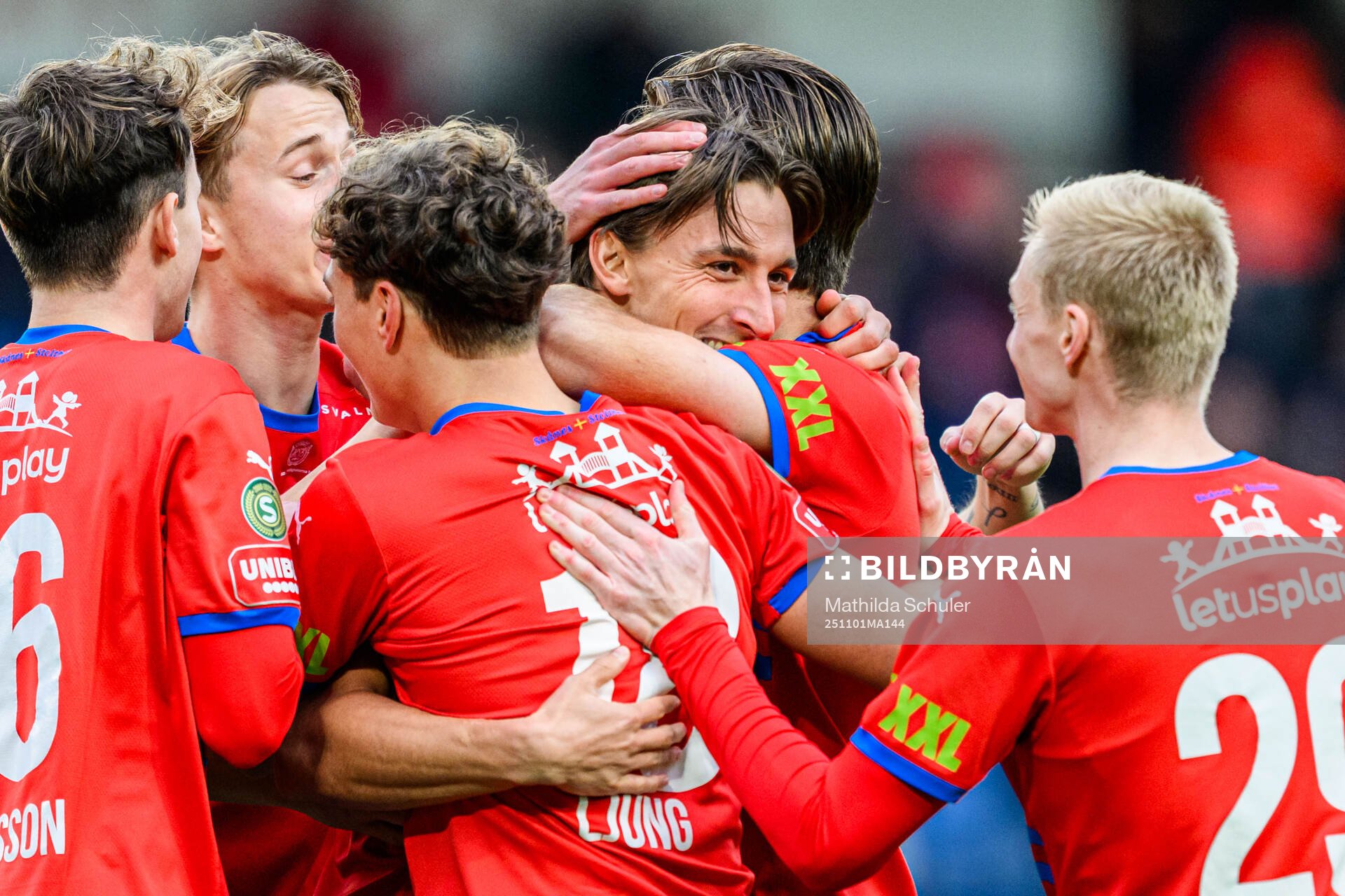 Helsingborgs Wilhelm Nilsson  jublar med lagkamrater