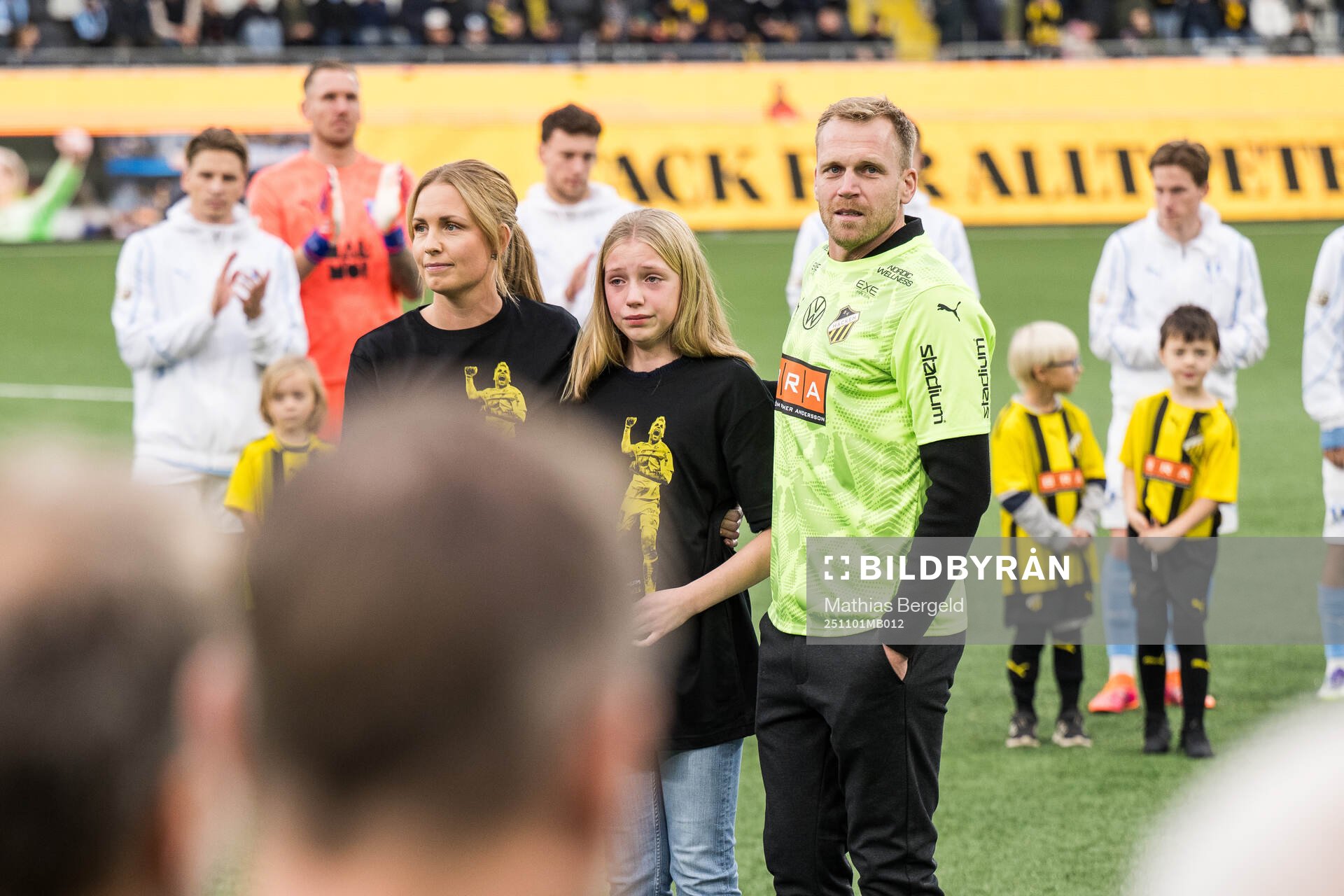 Häckens målvakt Peter Abrahamsson med familj tackas av
