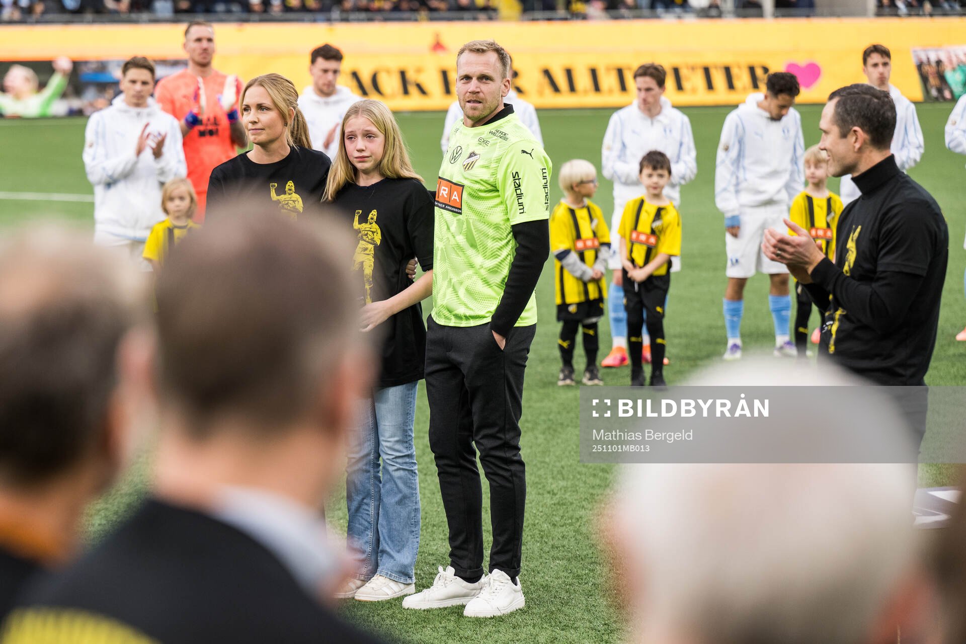 Häckens målvakt Peter Abrahamsson med familj tackas av