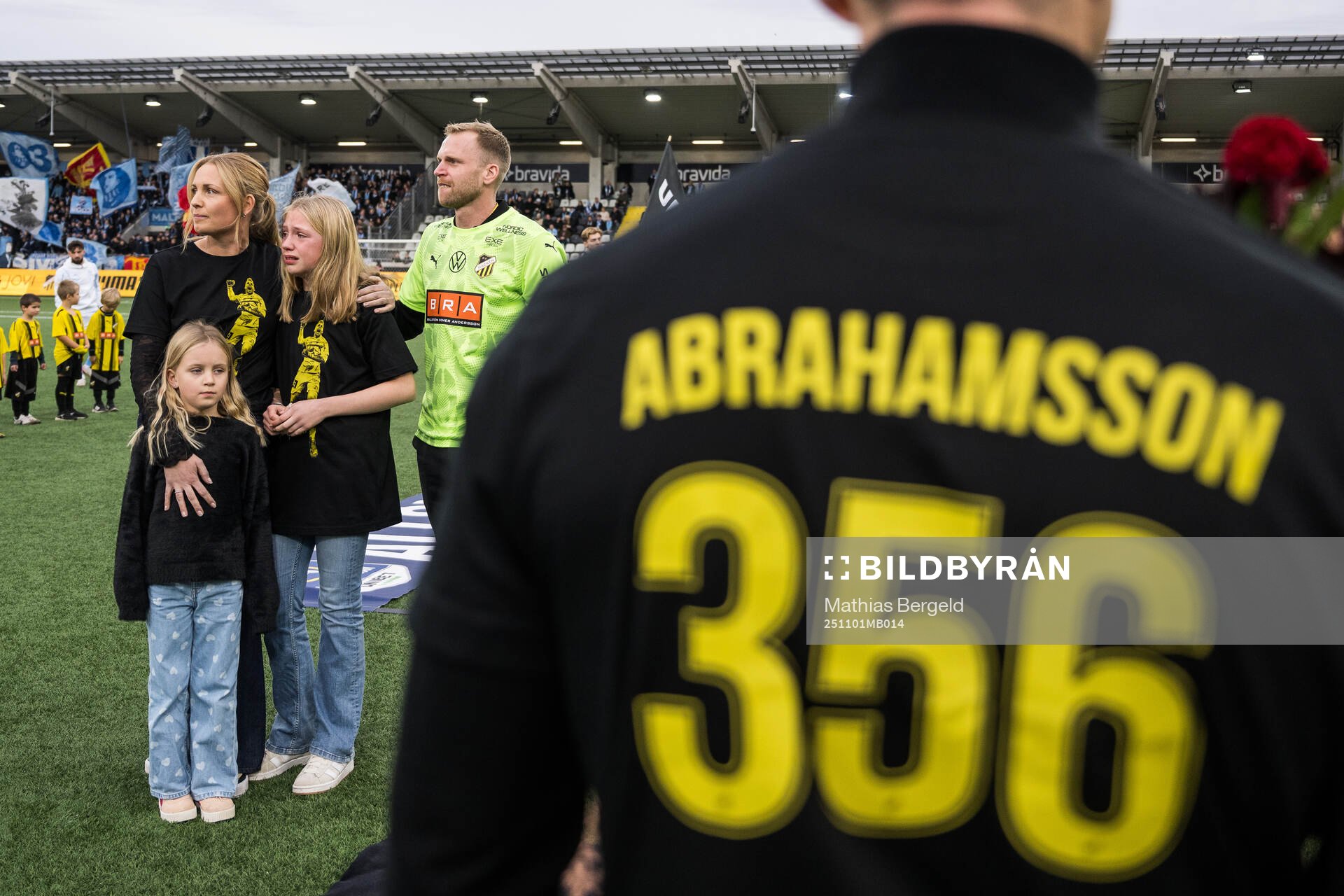 Häckens målvakt Peter Abrahamsson tackas av