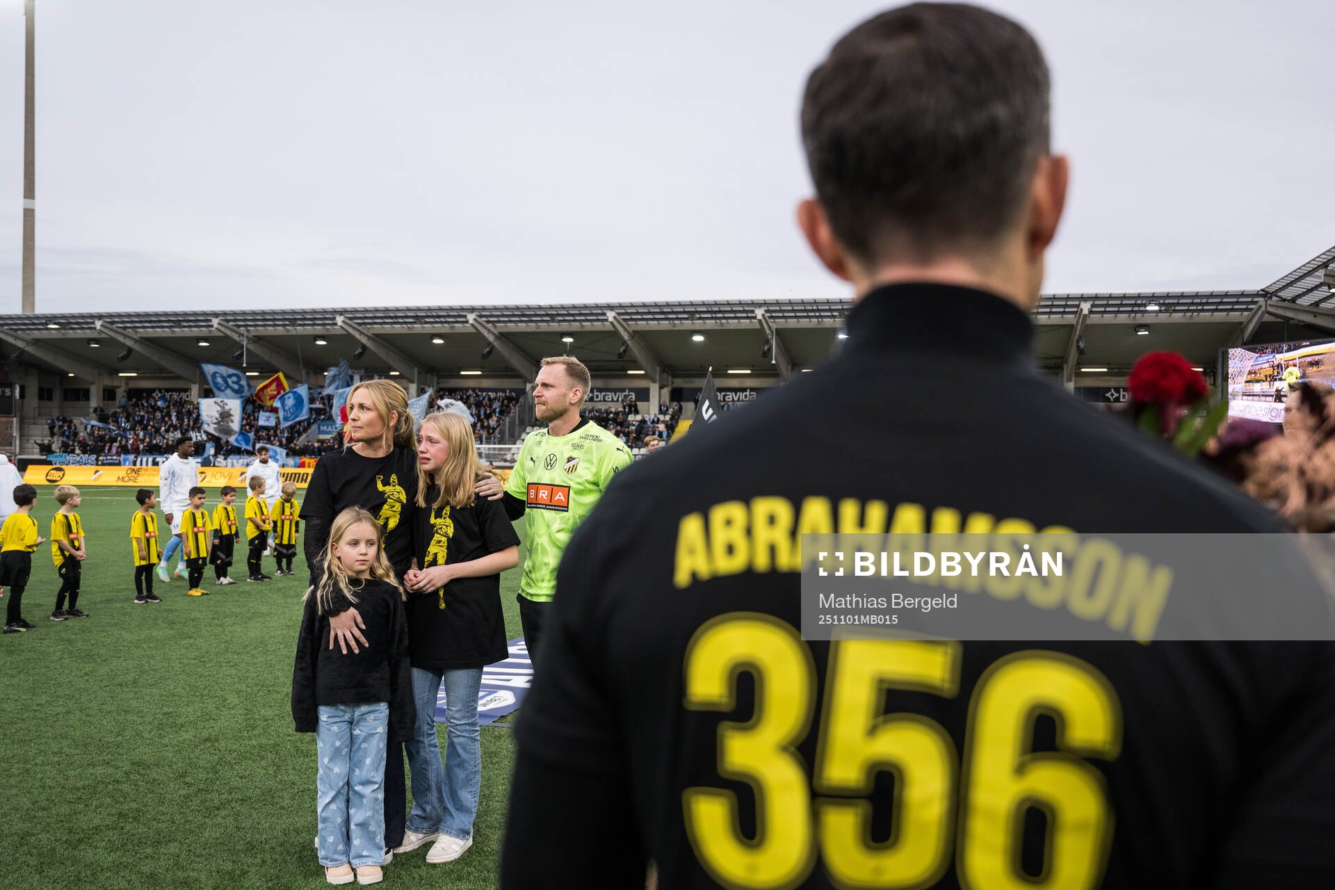 Häckens målvakt Peter Abrahamsson tackas av