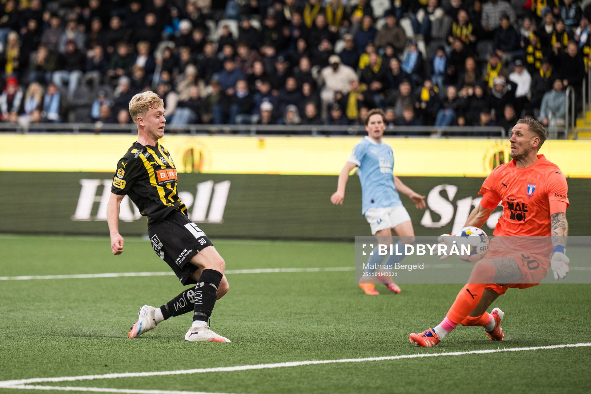 Häckens Isak Brusberg och Malmö FFs målvakt Robin Olsen