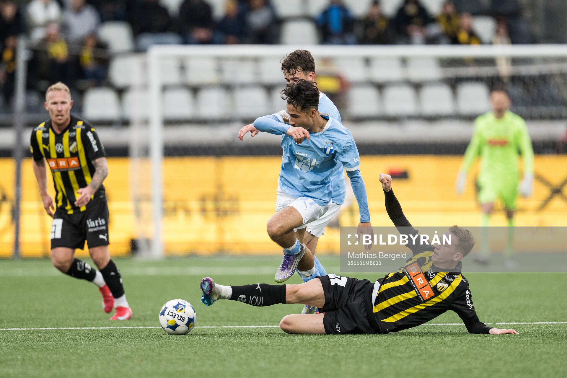 Malmö FFs Adrian Skogmar och Häckens Julius Lindberg