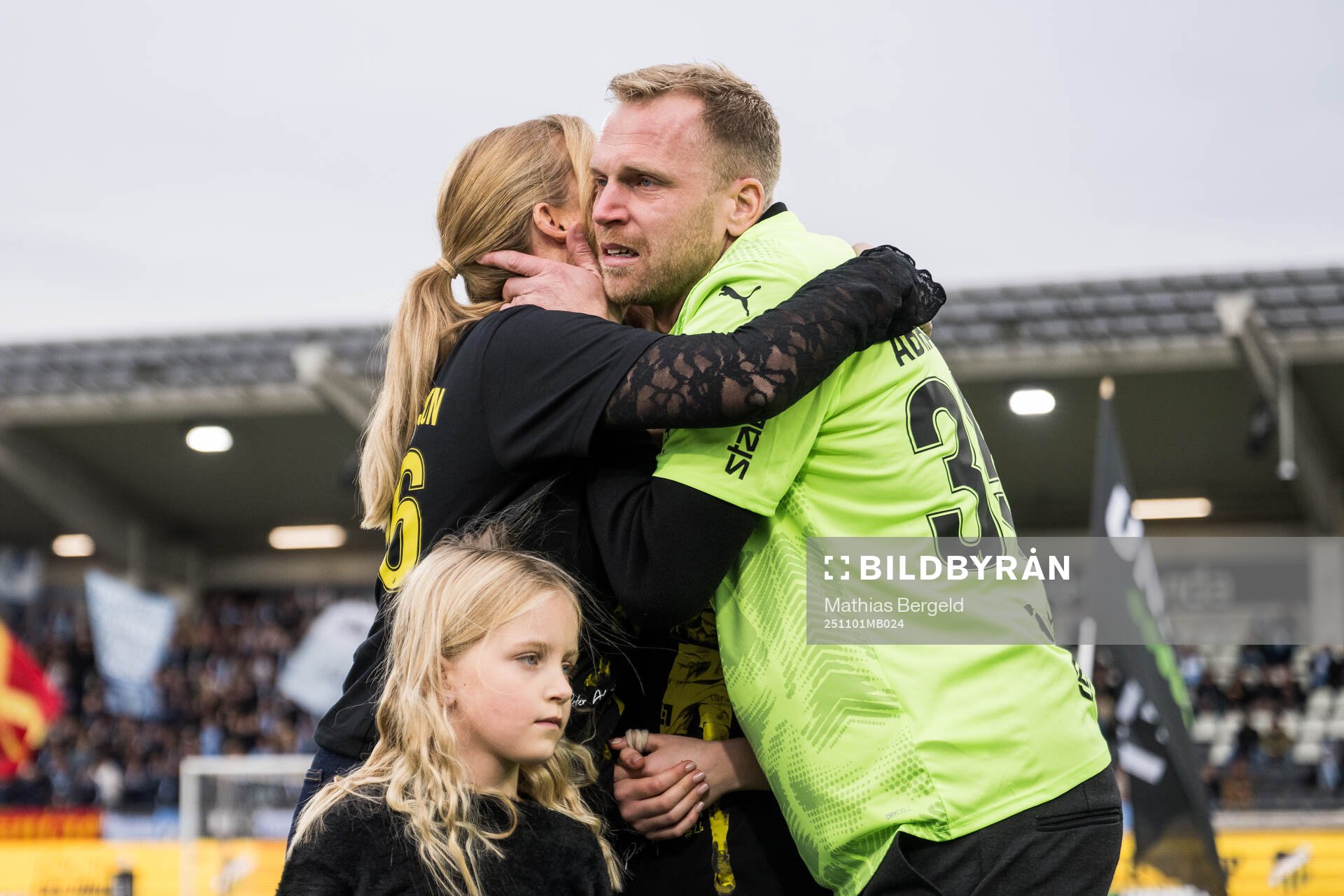 Häckens målvakt Peter Abrahamsson tackas av