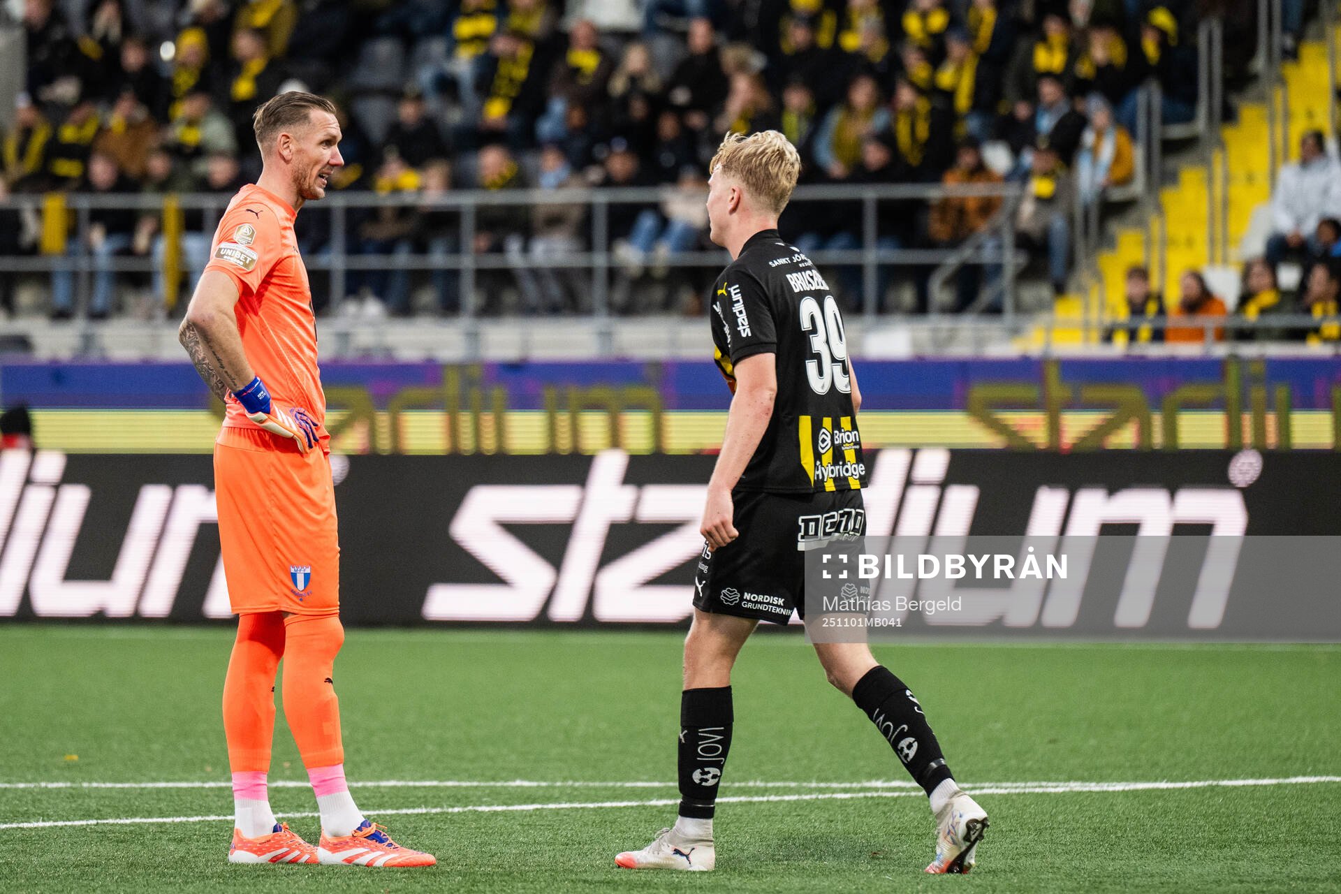 Malmö FFs målvakt Robin Olsen och Häckens Isak Brusberg