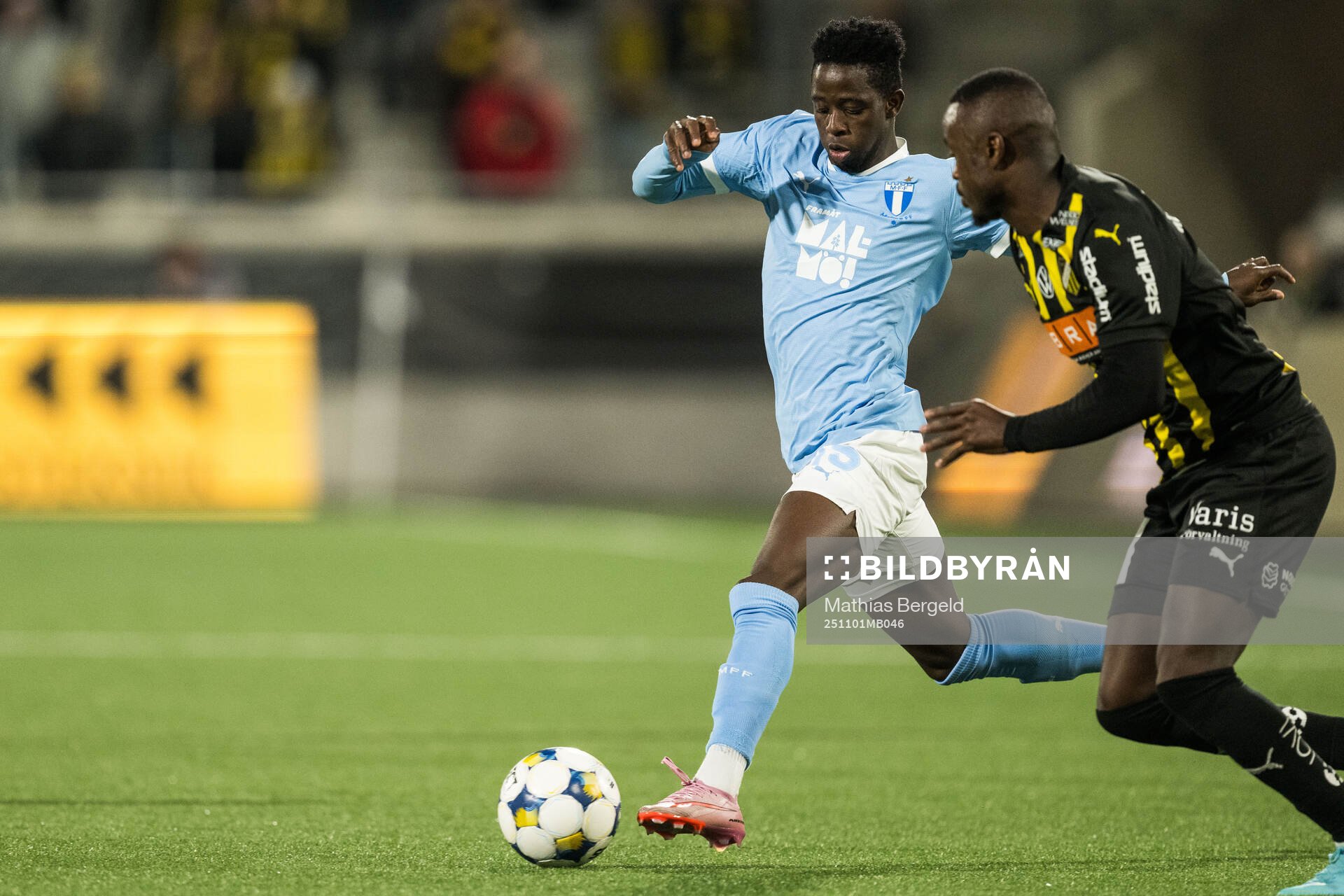 Malmö FFs Salifou Soumah och Häckens Brice Wembangomo
