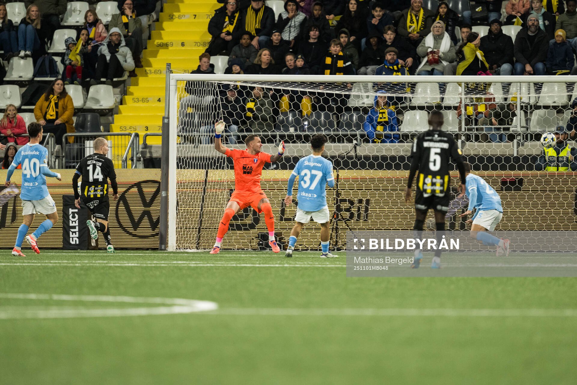 Häckens Simon Gustafson gör 1-1 bakom Malmö FFs målvakt
