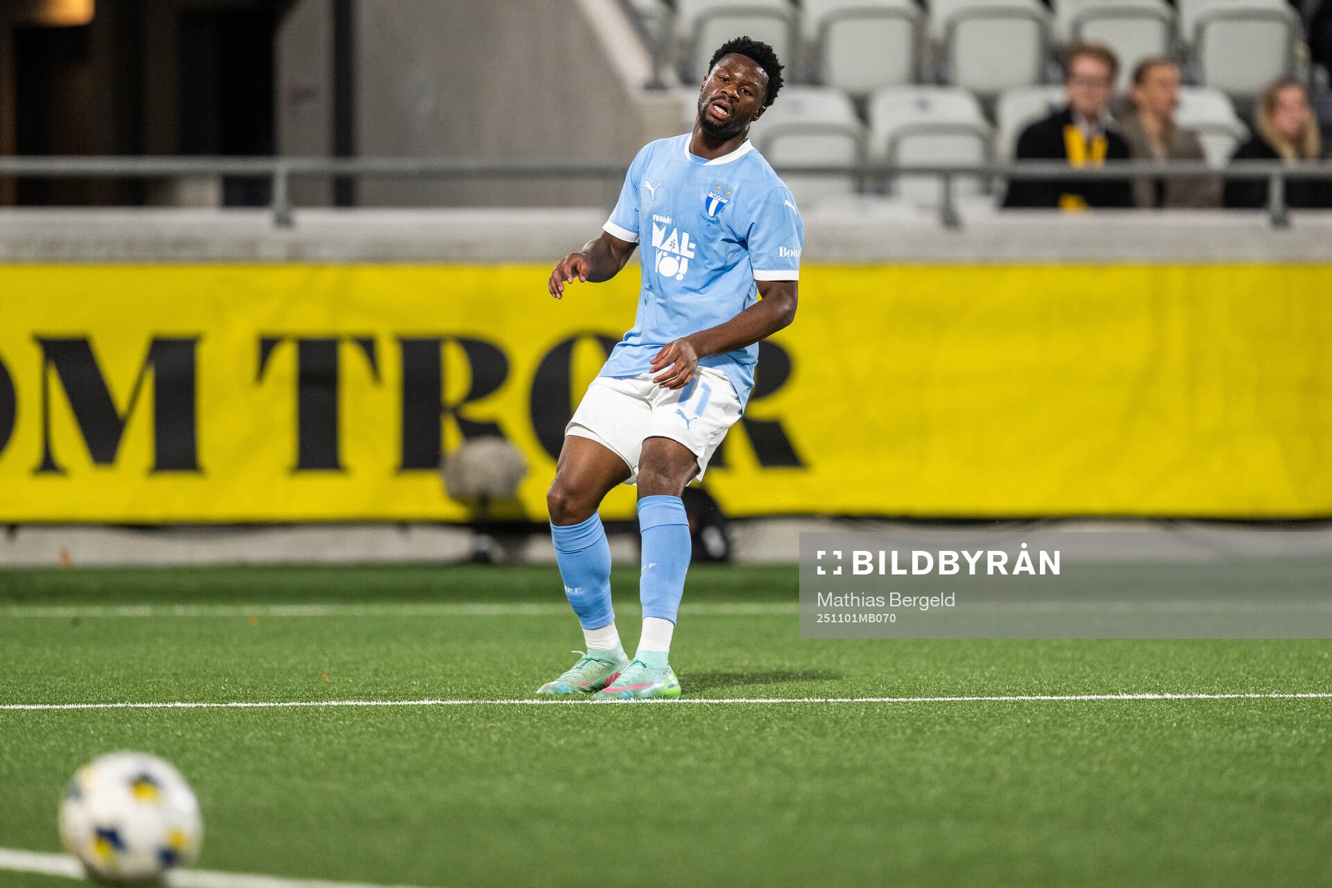 Malmö FFs Emmanuel Ekong deppar