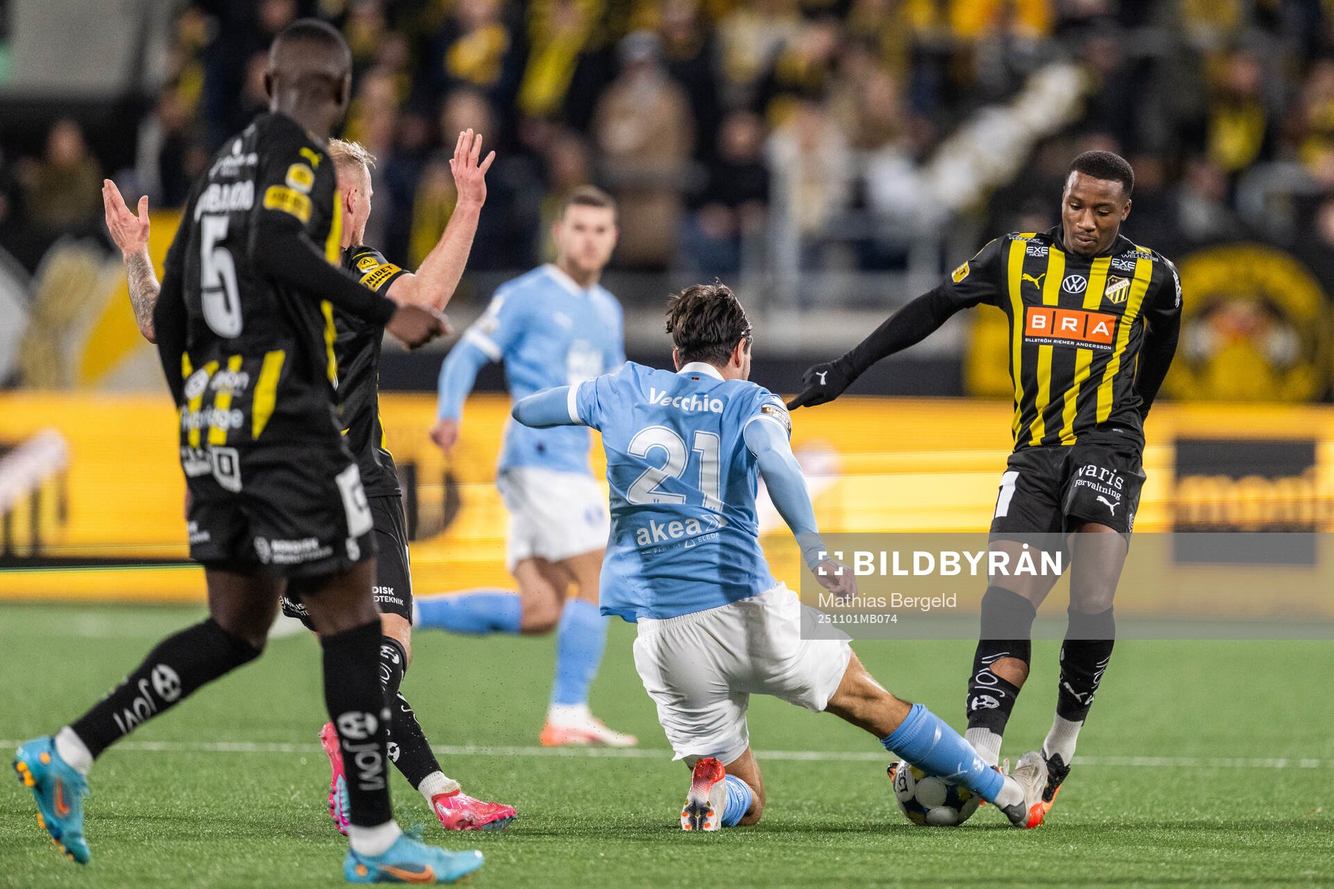 Malmö FFs Stefano Vecchia och Häckens Sanders Ngabo