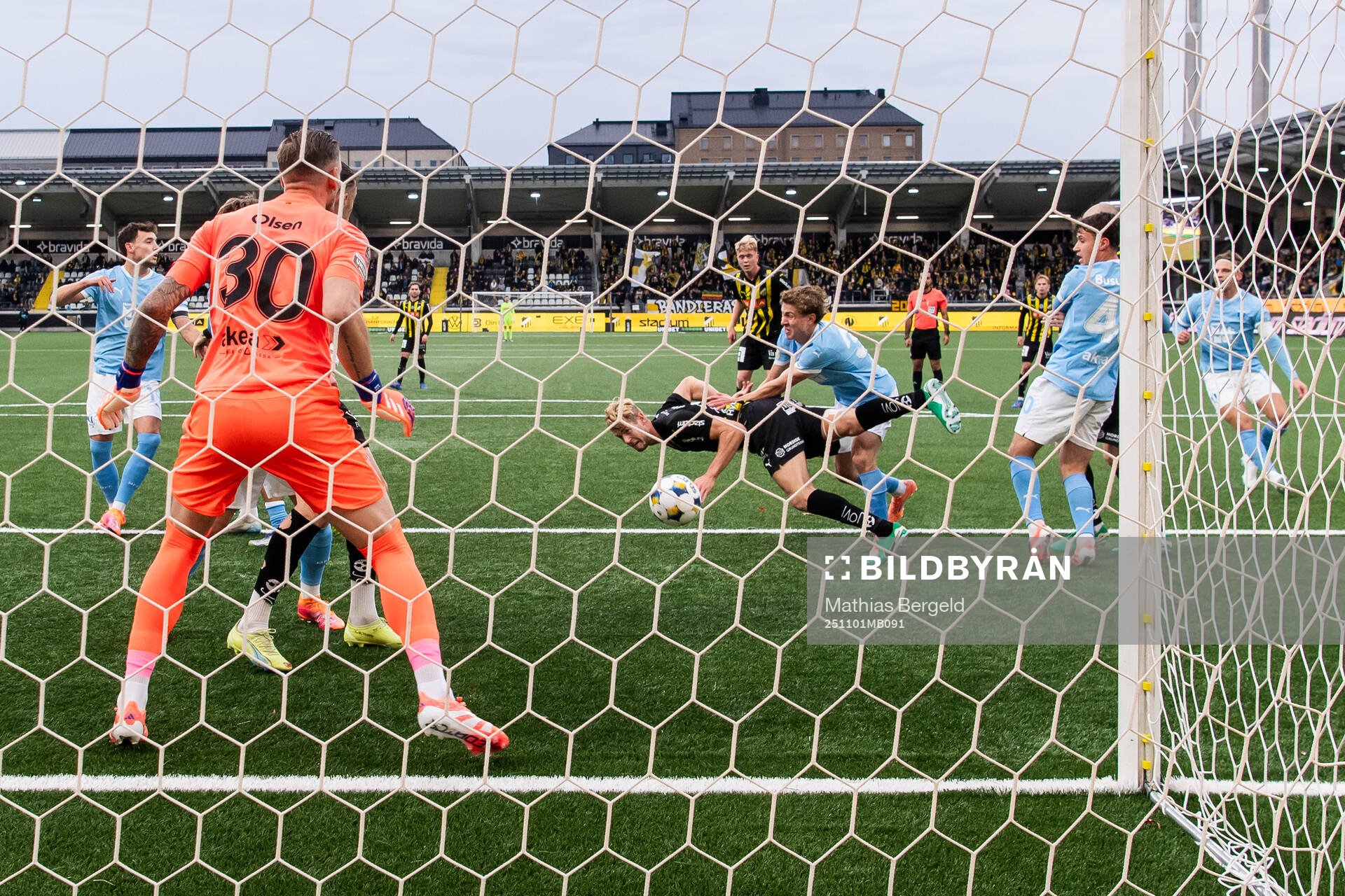 Häckens Filip Helander nickar