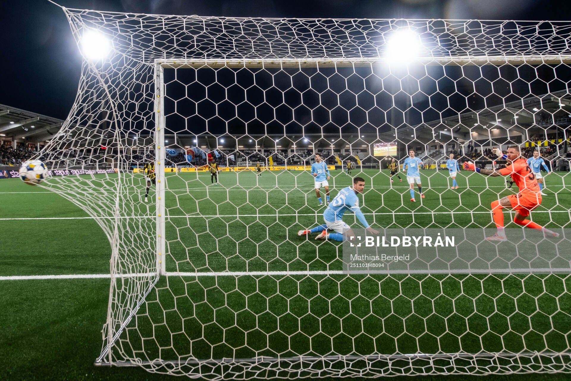 Malmö FFs Gabriel Busanello och målvakt Robin Olsen ser