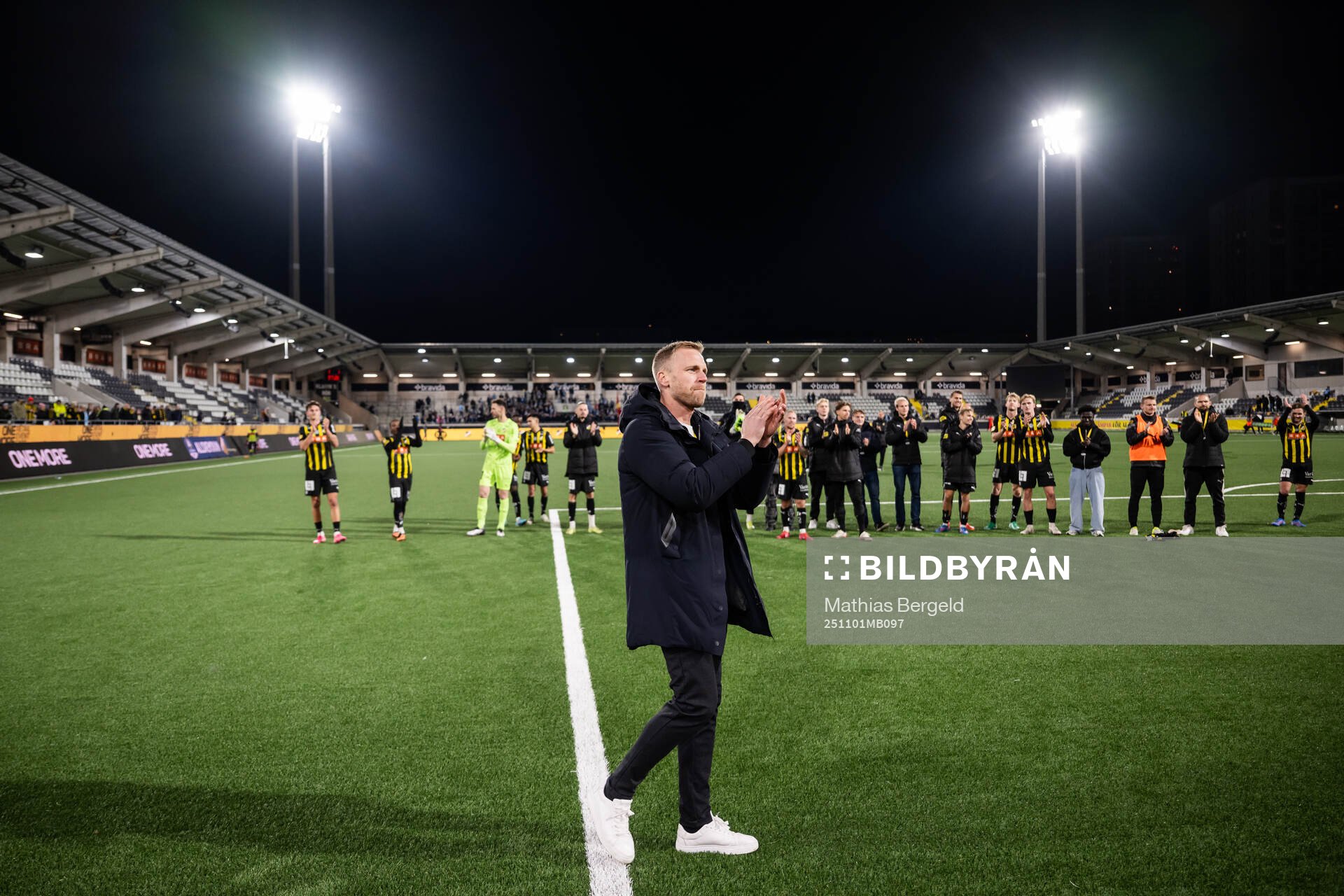 Häckens målvakt Peter Abrahamsson tackas av