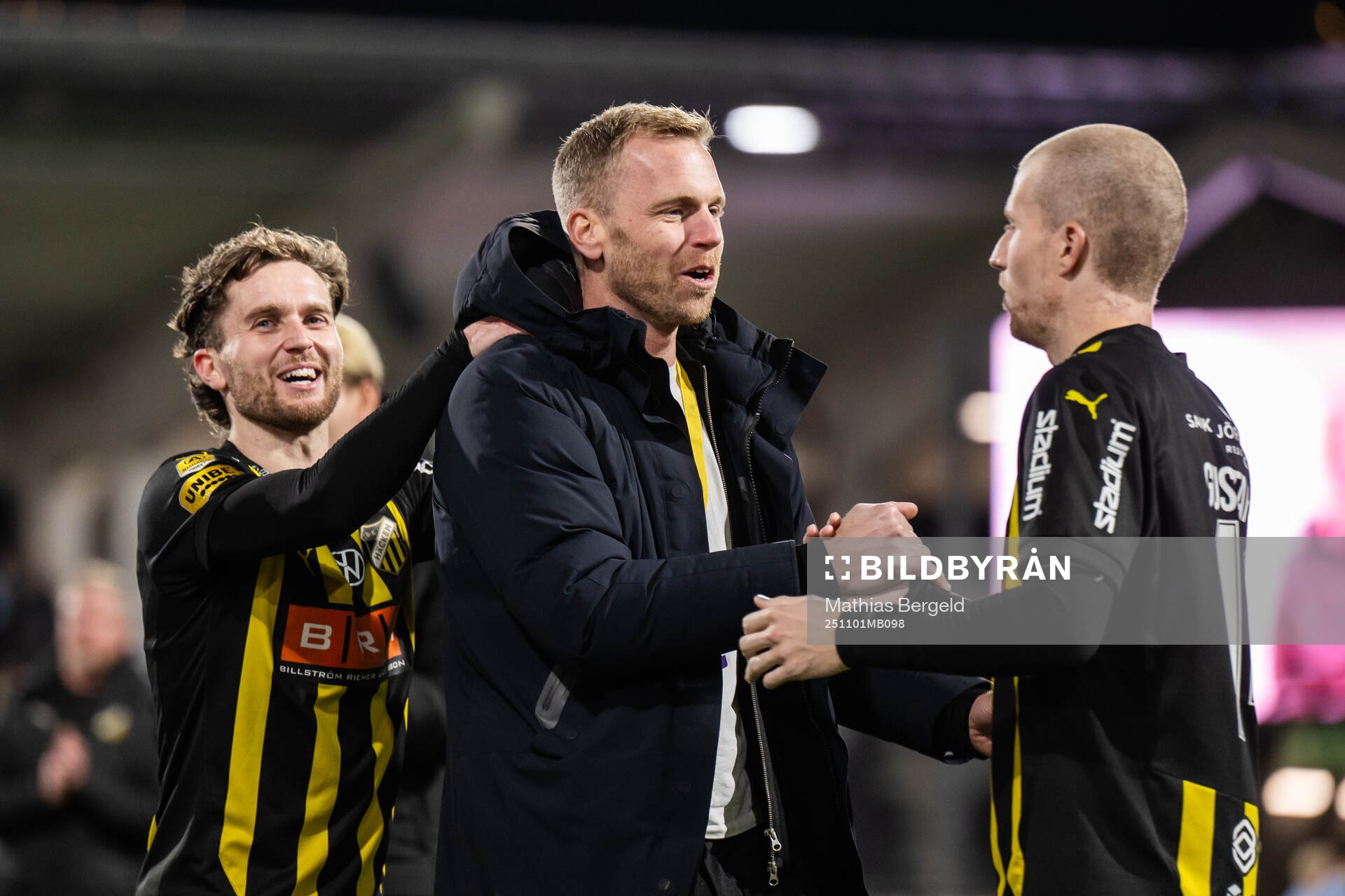 Häckens Adam Lundkvist och Simon Gustafson med målvakt