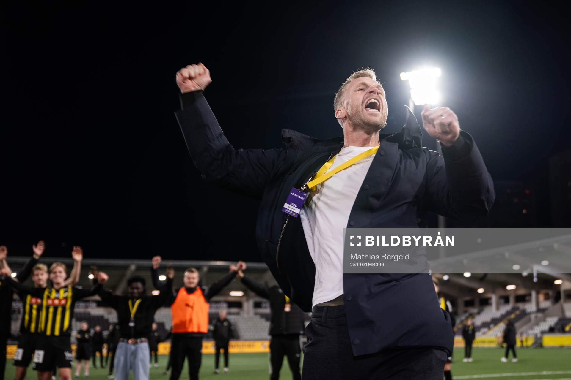 Häckens målvakt Peter Abrahamsson tackas av