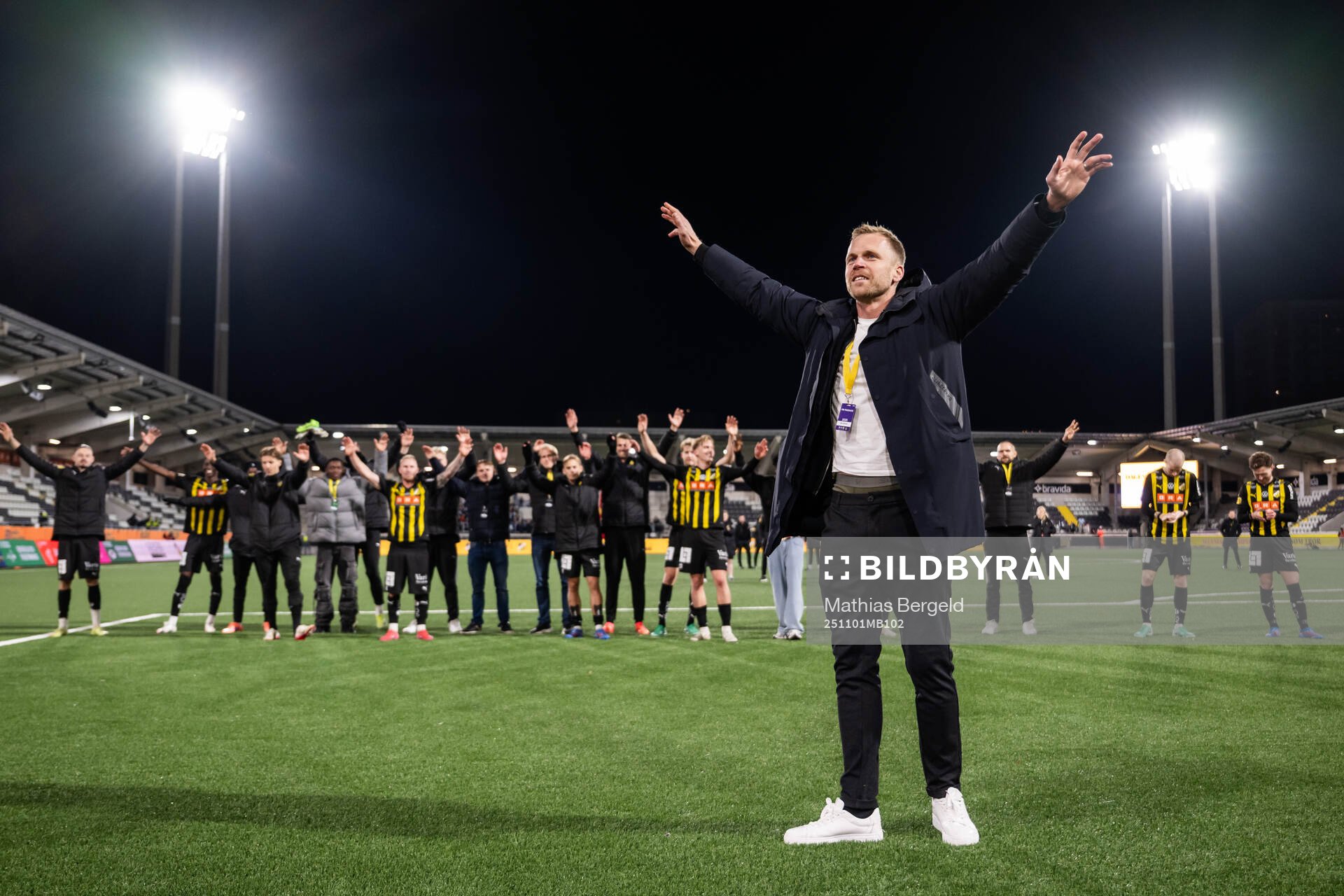 Häckens målvakt Peter Abrahamsson tackas av