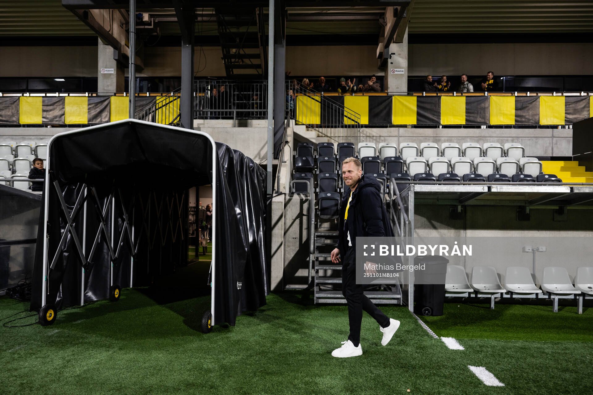 Häckens målvakt Peter Abrahamsson lämnar planen