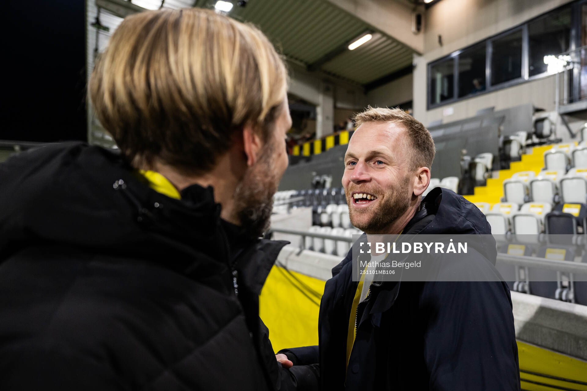 Häckens målvakt Peter Abrahamsson med klubbchef Marcus