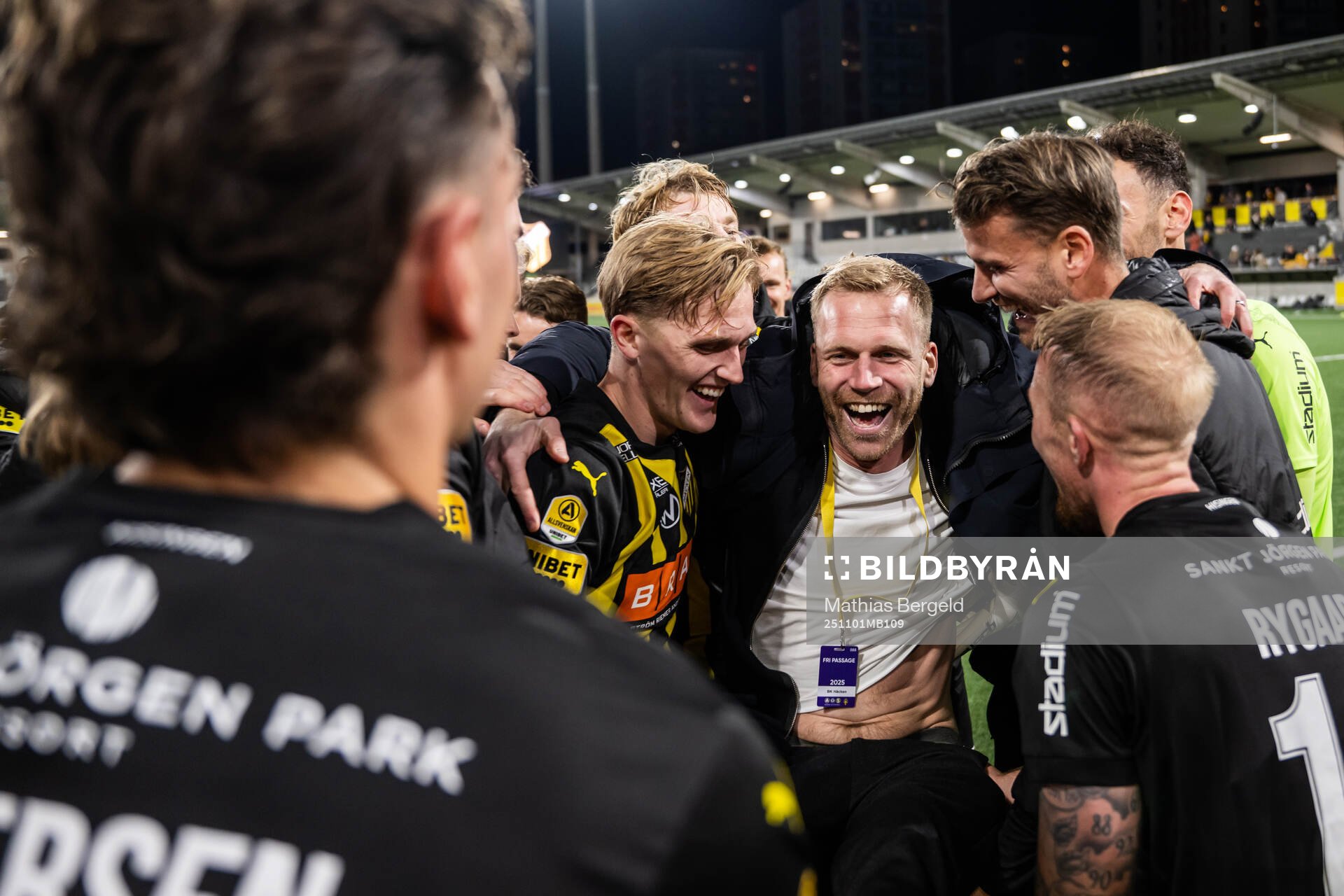 Häckens målvakt Peter Abrahamsson med Olle Samuelsson,