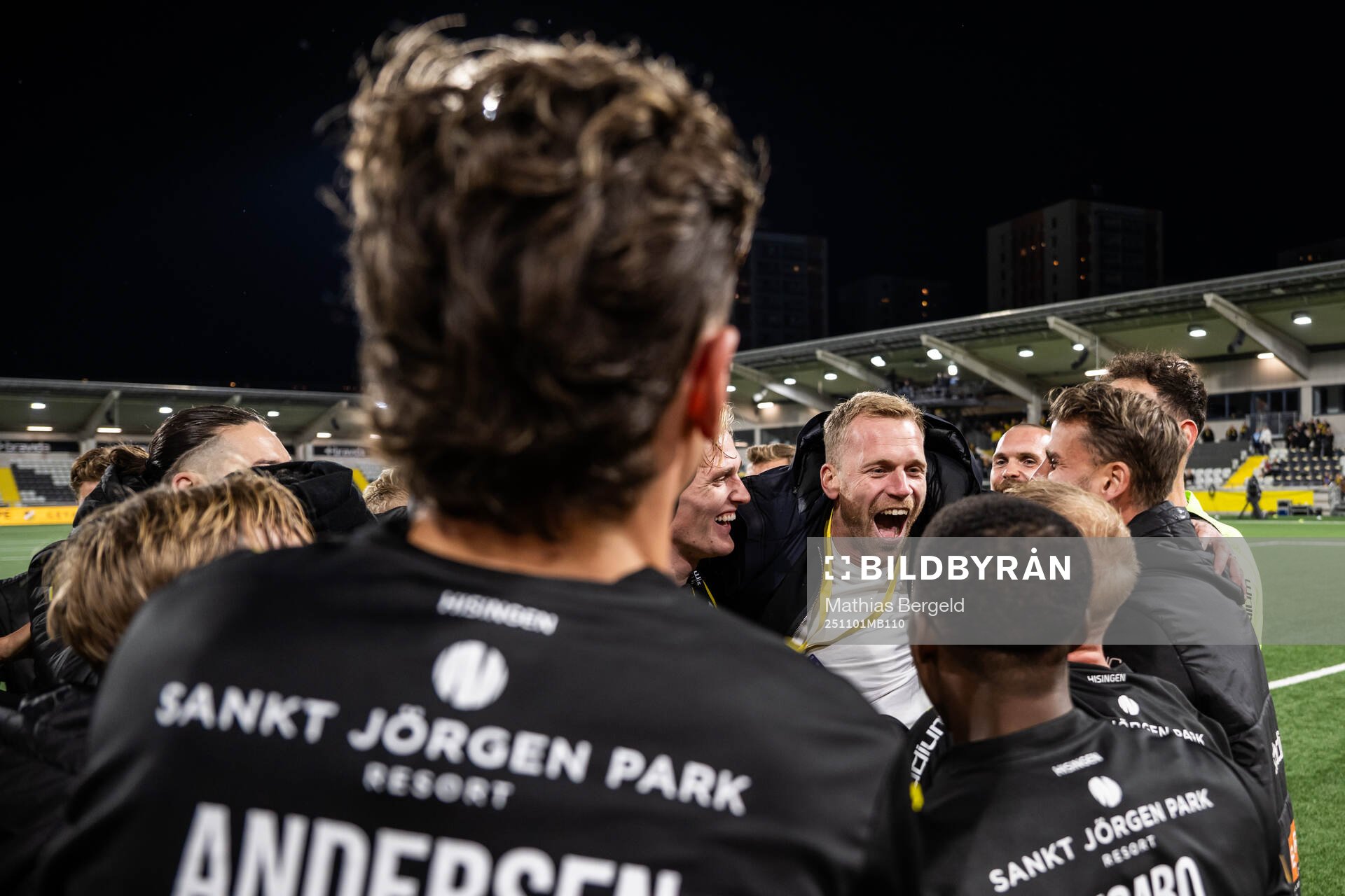 Häckens målvakt Peter Abrahamsson tackas av