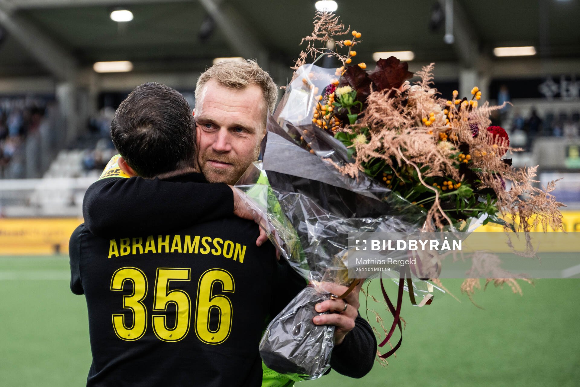 Häckens målvakt Peter Abrahamsson kramar fotbollschef