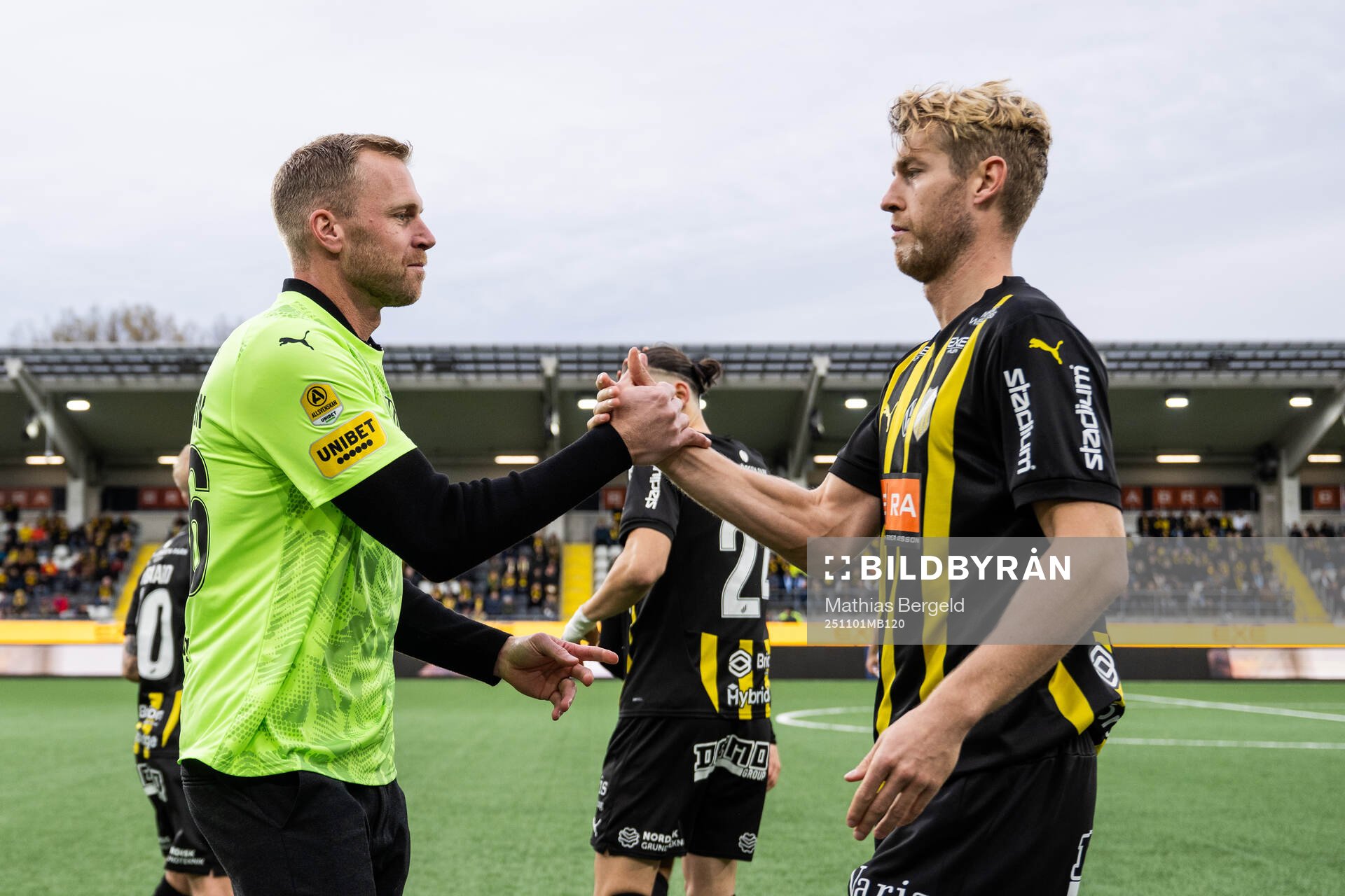 Häckens målvakt Peter Abrahamsson med Filip Helander