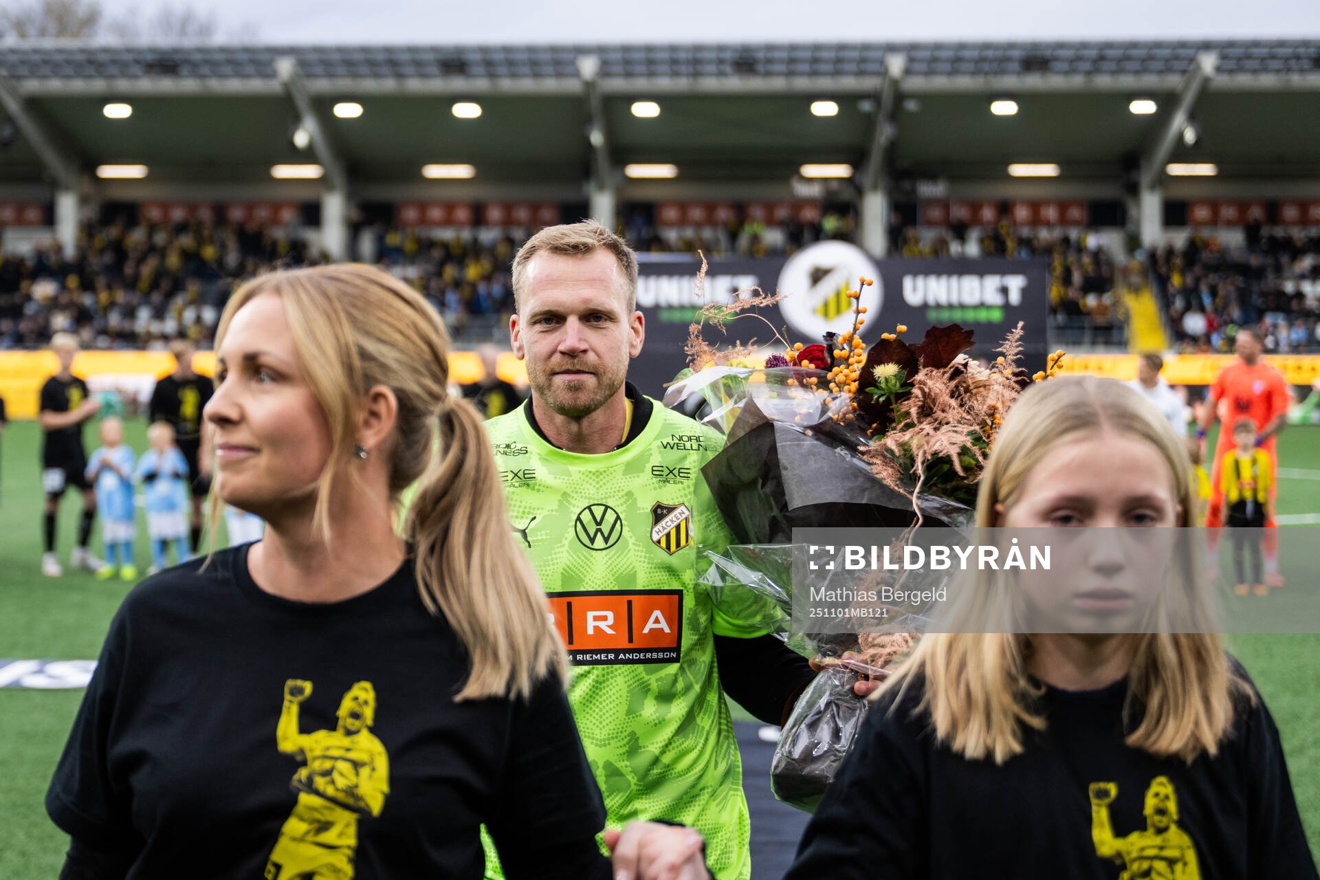 Häckens målvakt Peter Abrahamsson tackas av