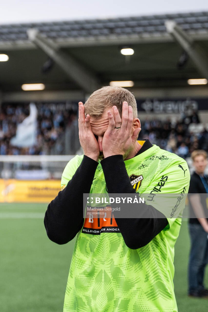 Häckens målvakt Peter Abrahamsson tackas av