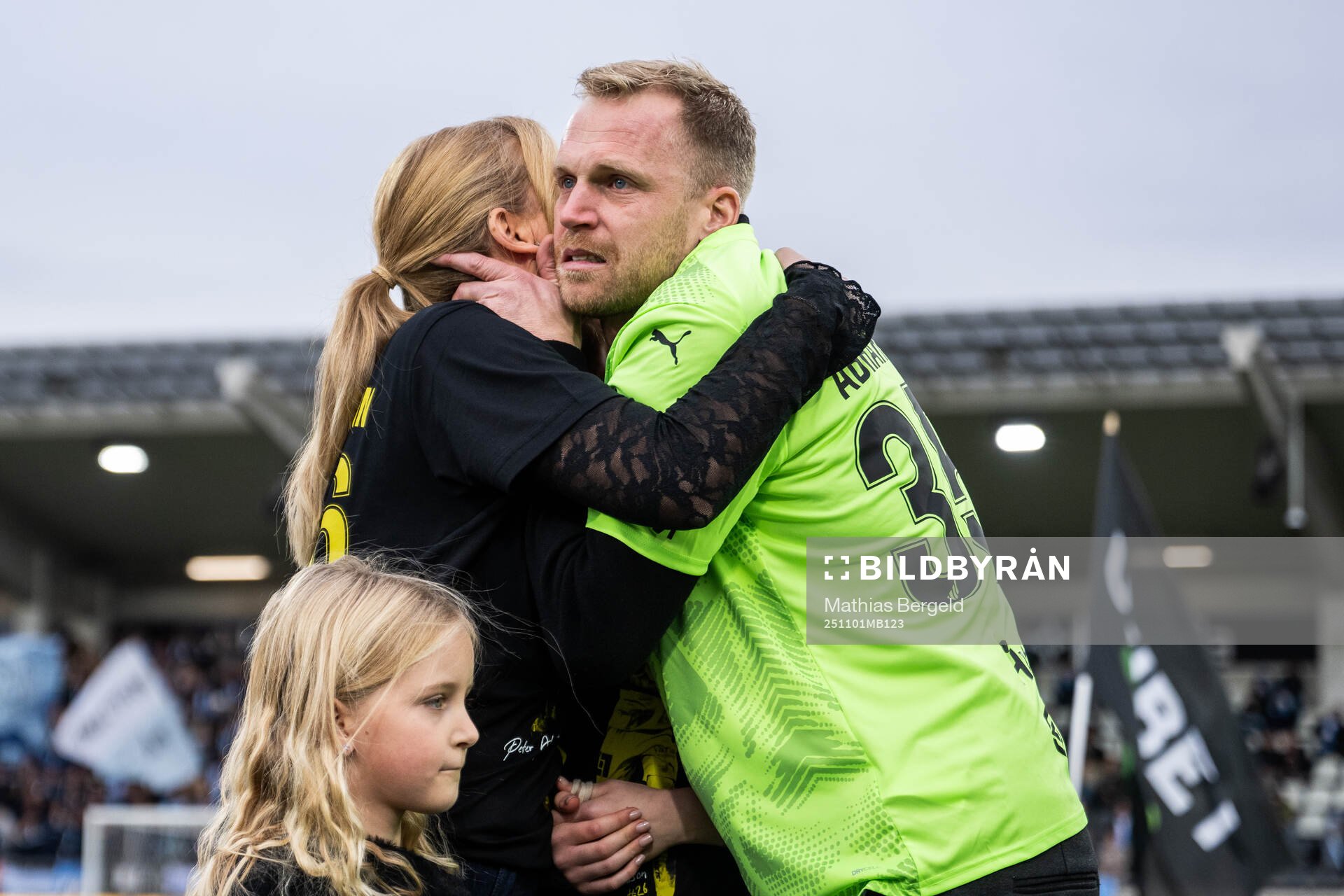 Häckens målvakt Peter Abrahamsson med sin familj i