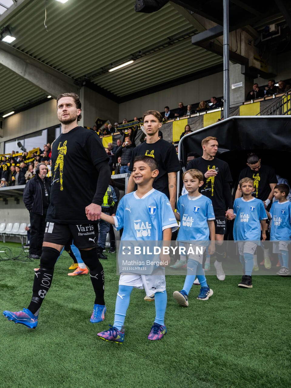Häckens Adam Lundkvist går in på plan