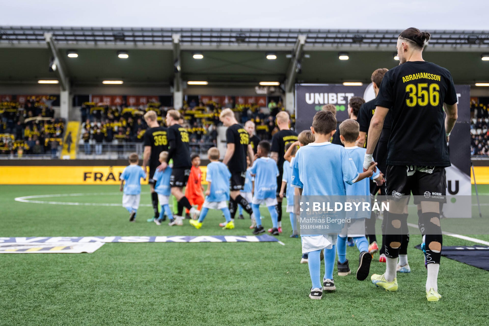 Häckens Amor Layouni går in på plan
