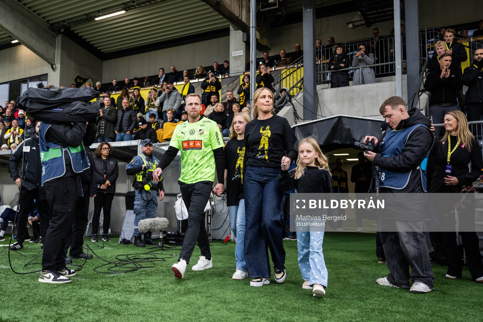 Häckens målvakt Peter Abrahamsson går in på plan med