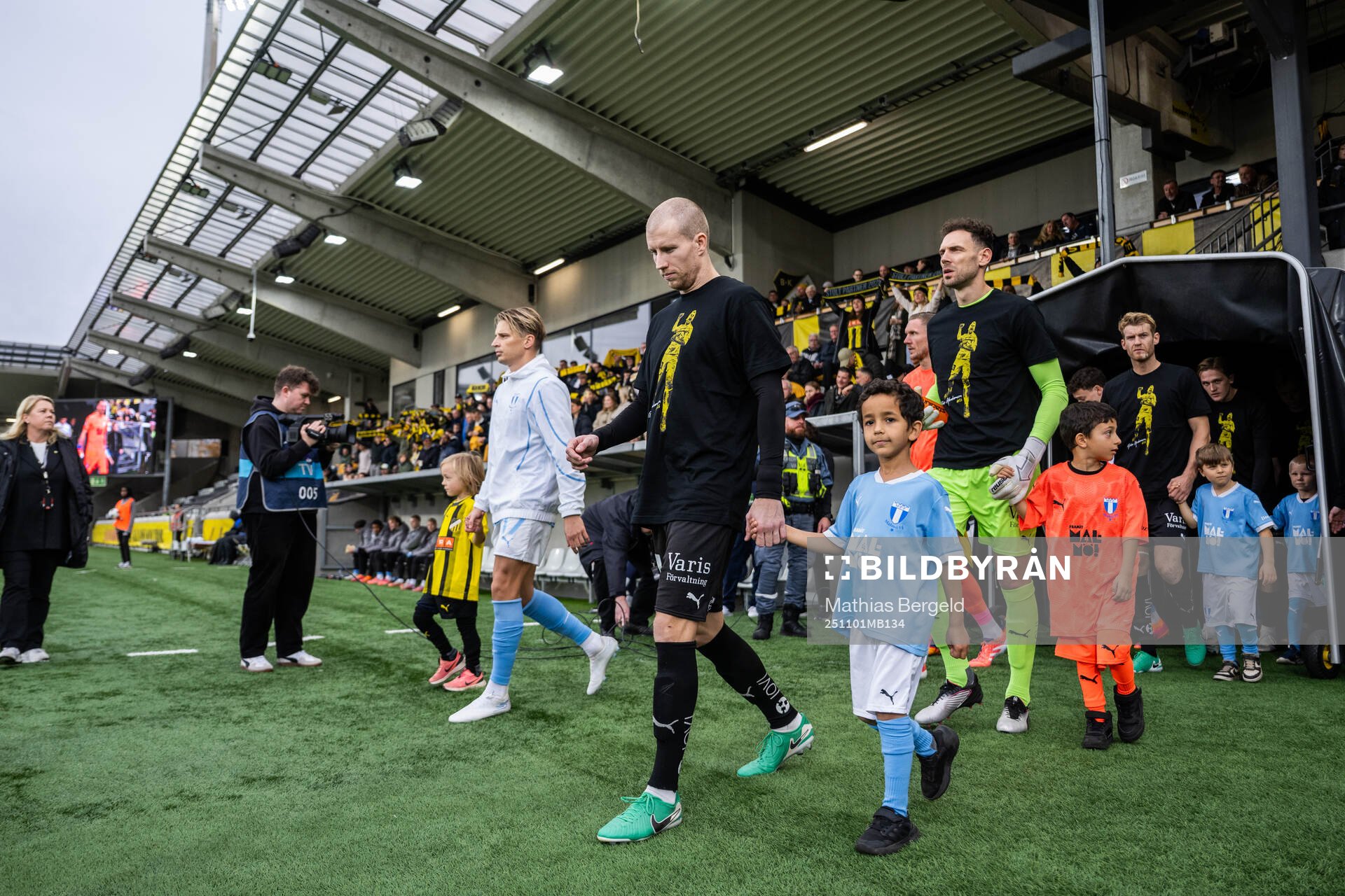 Häckens Simon Gustafson och målvakt Etrit Berisha går in