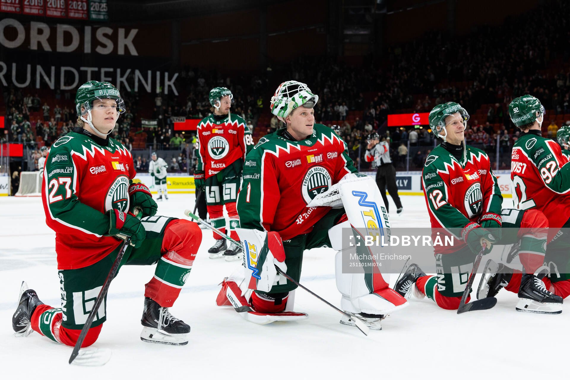 Frölundas Theodor Niederbach, målvakt Lars Johansson och