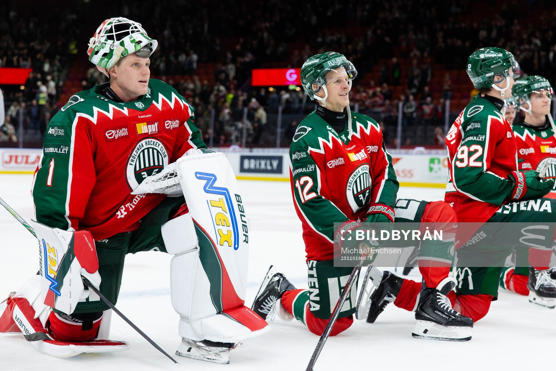 Frölundas målvakt Lars Johansson och Max Friberg firar