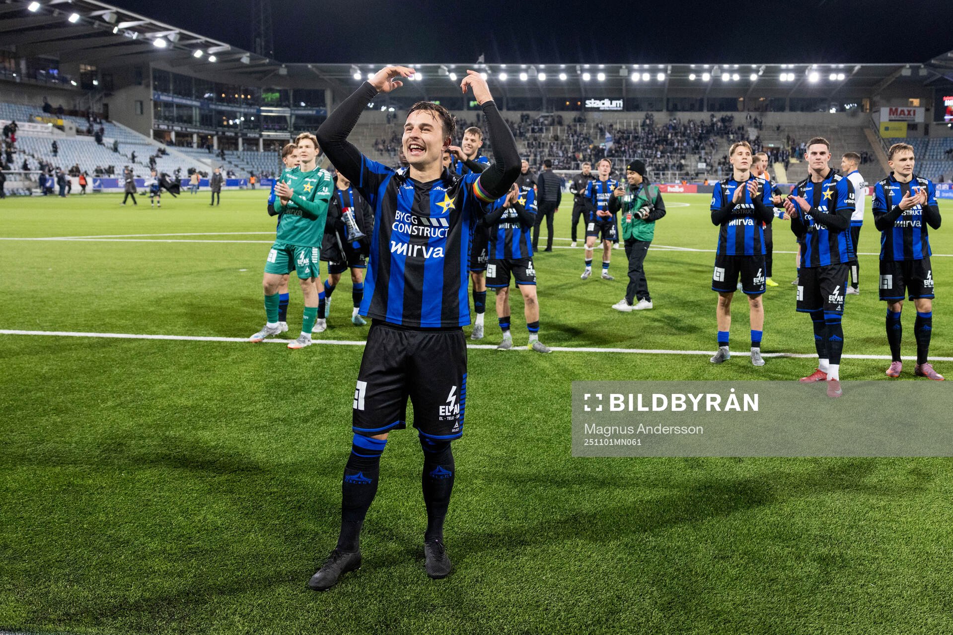 Sirius Henrik Rönnlöf Castegren jublar