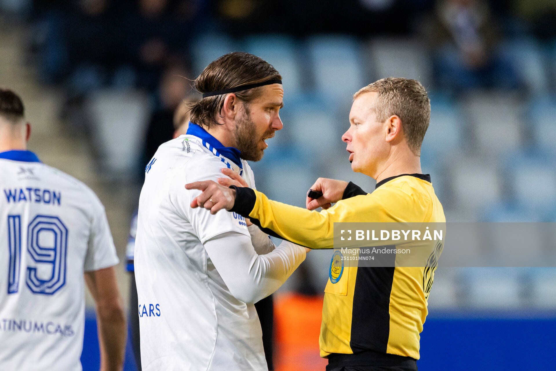 IFK Norrköpings Christoffer Nyman och Domare Fredrik Klitte