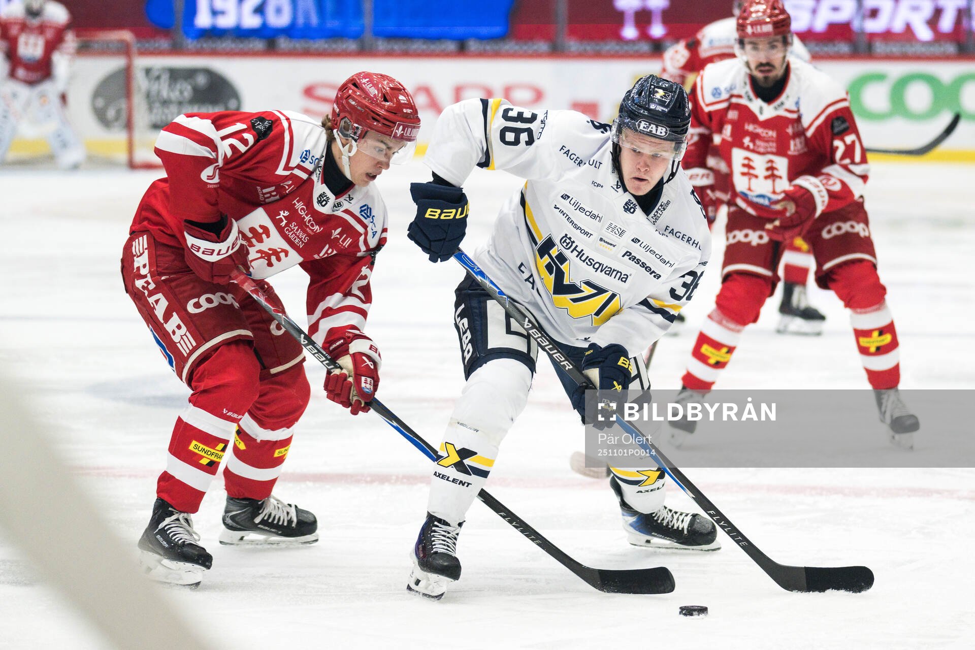Timrås Linus Eriksson och HV71s Martin Johnsen